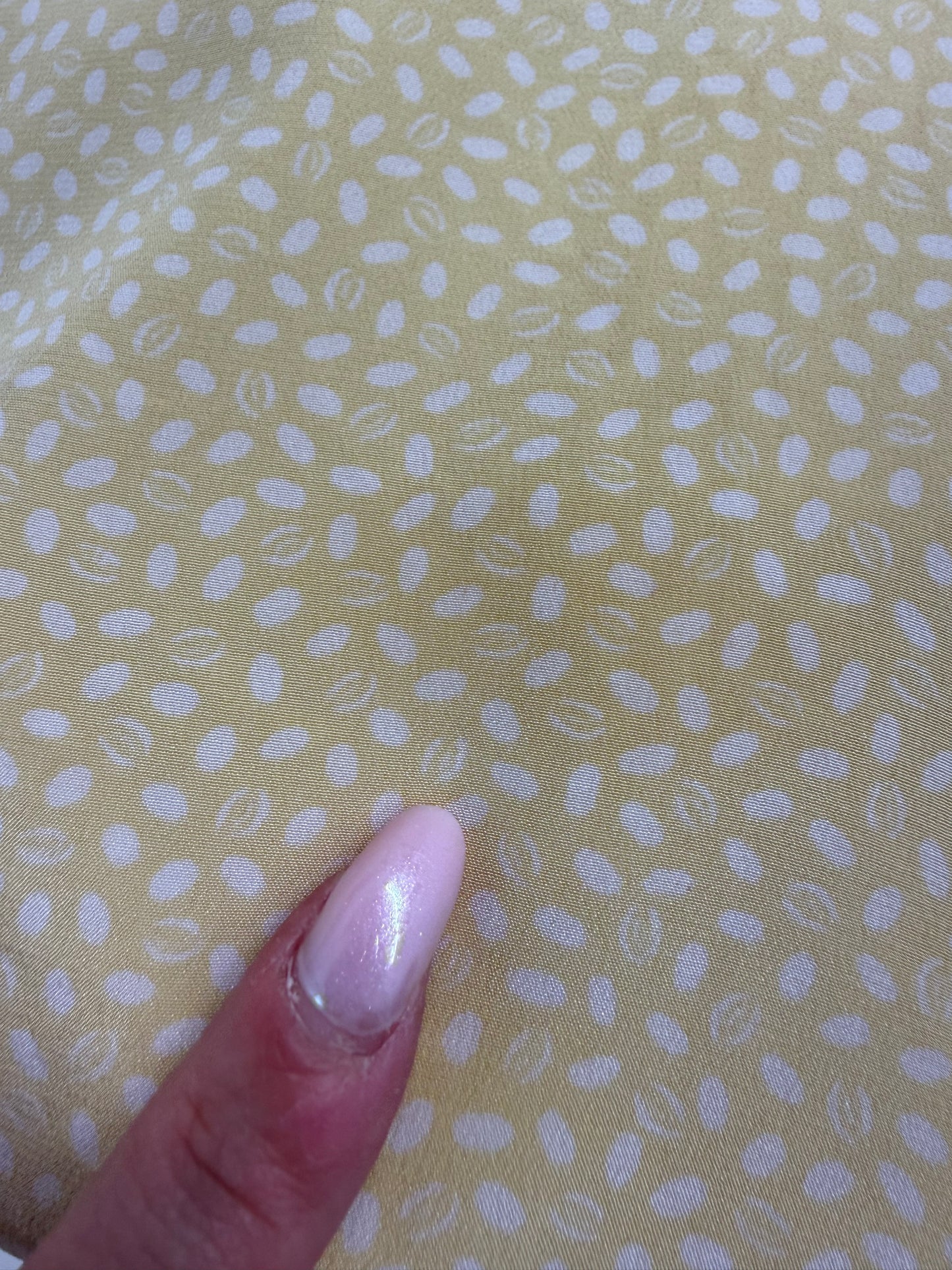 Pantaloni scurti cu aspect de fustă in fata din mătase naturală butter yellow