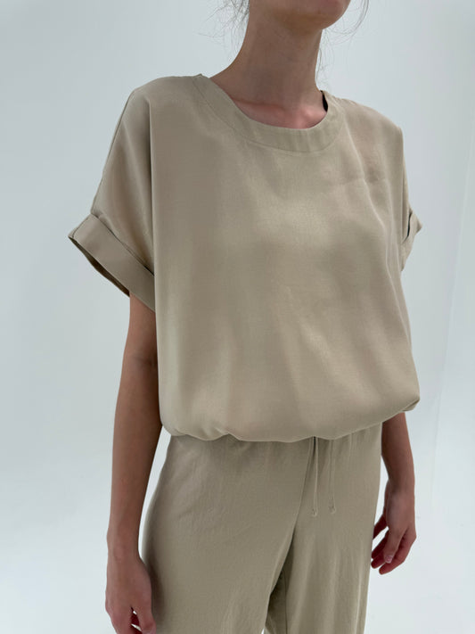 Top minimalist ușor perlat camel cu tiv elastic și mânecă căzută