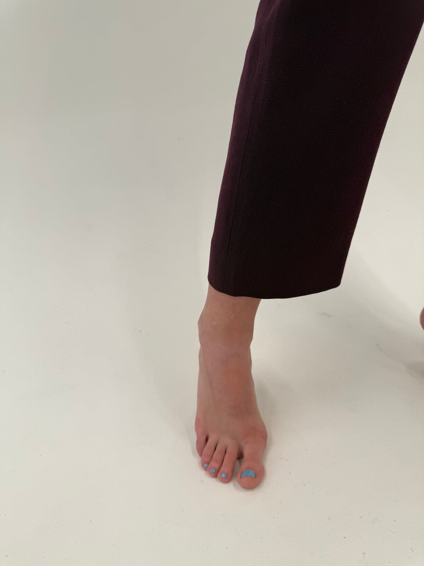 Pantaloni aubergine țigaretă din lana extrafina cu talie ultra înaltă