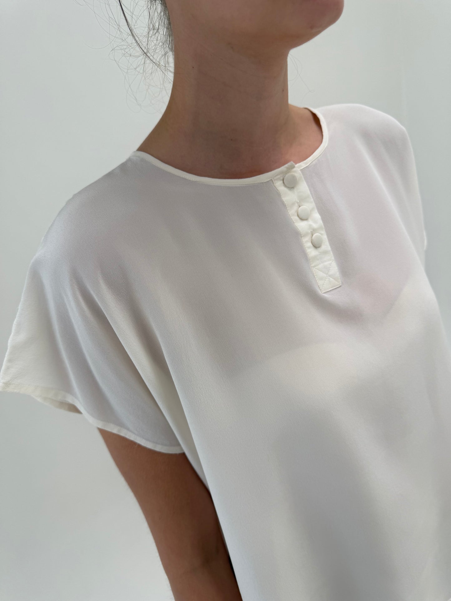 Top italian în croi minimalist din mătase naturală în croi lejer butter white