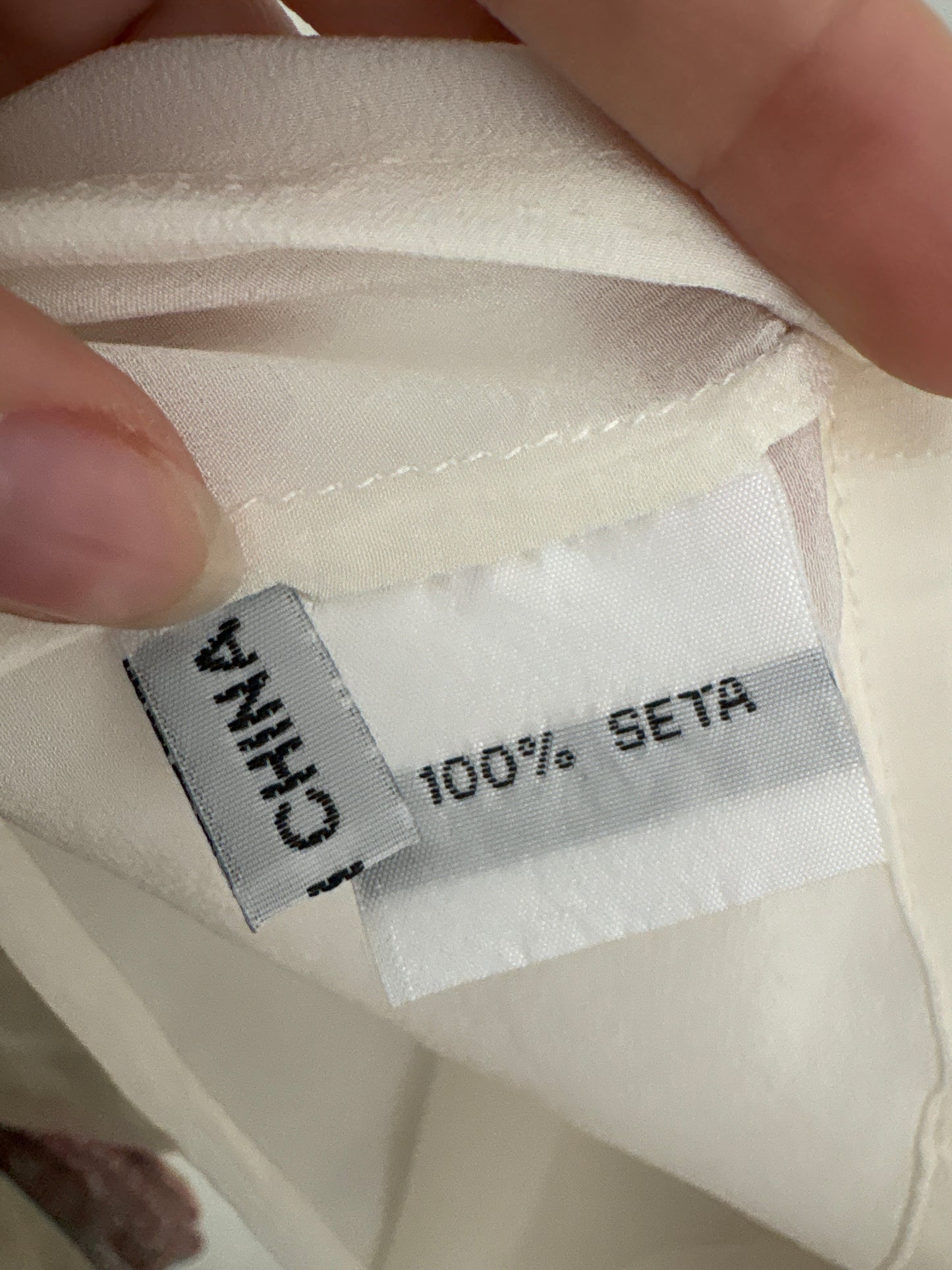 Top alb din mătase naturală în croi minimalist