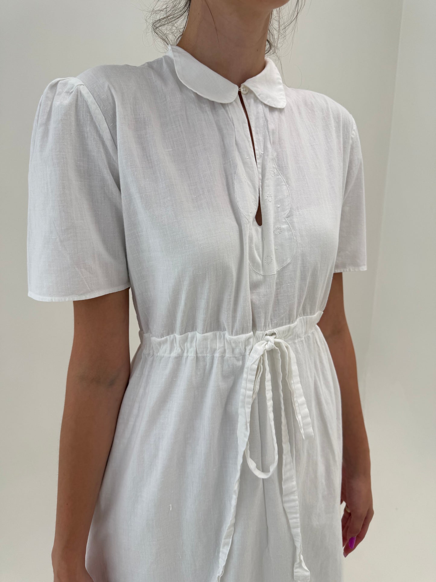 Rochie vintage din pânză excepțională de in cu broderie manuală și talie reglabilă