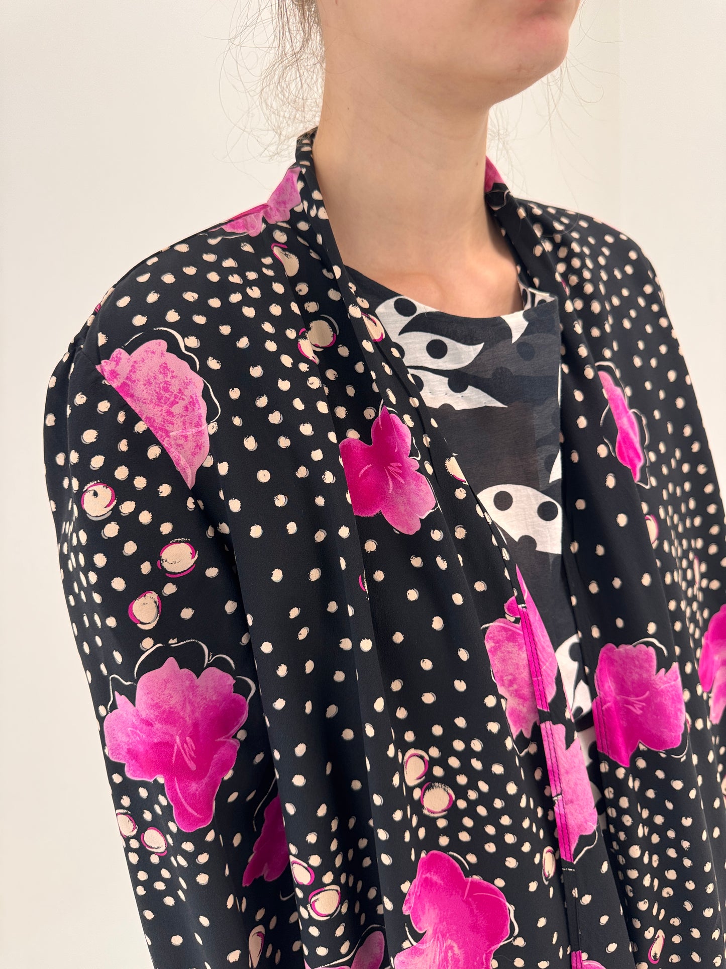 Blazer negru cu print ciclam din mătase naturală în croi amplu