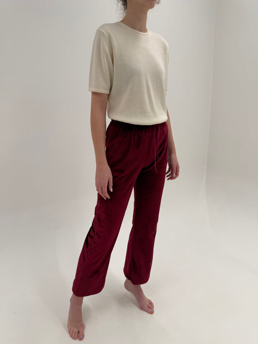 Pantaloni burgundy din catifea cu talie înaltă și influențe casual