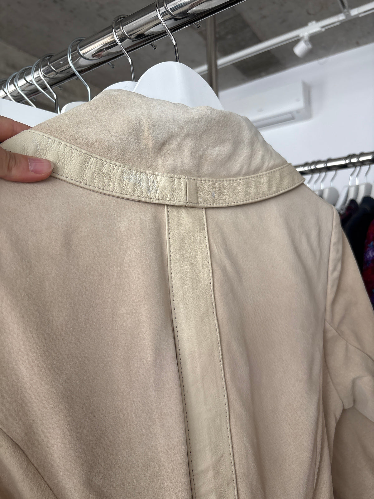 Trench off white din piele naturală întoarsă cu paspoal din piele naturală și cordon
