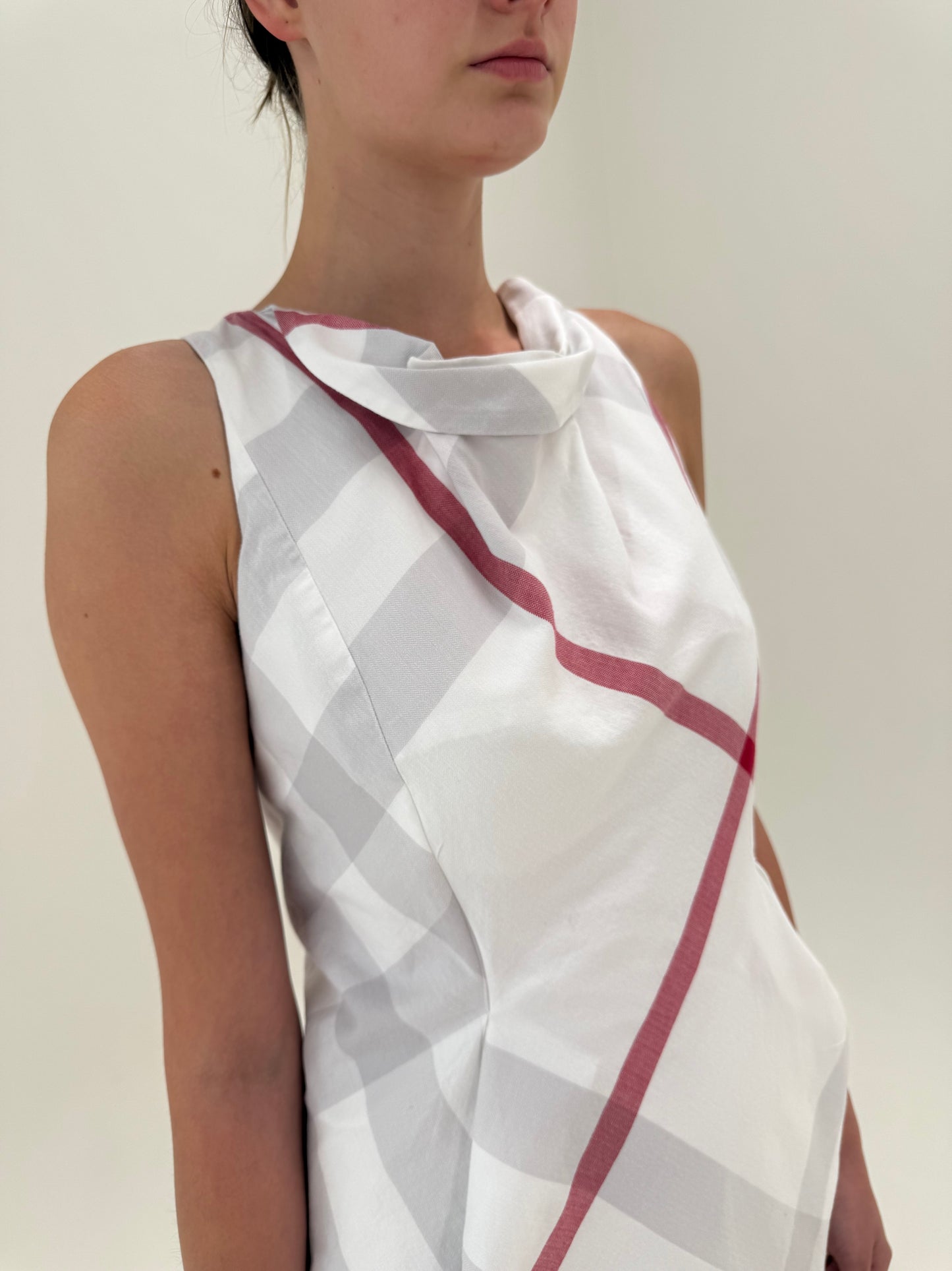 Rochie Burberry cu print specific brandului în croi de ani 60 reinterpretat
