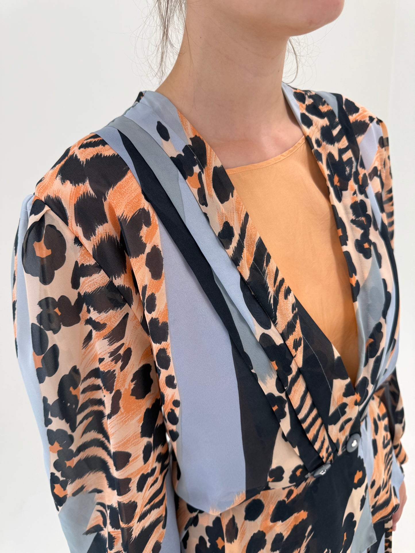 Set vintage cu animal print stilizat și fustă midi în A cu sacou / top cambrat