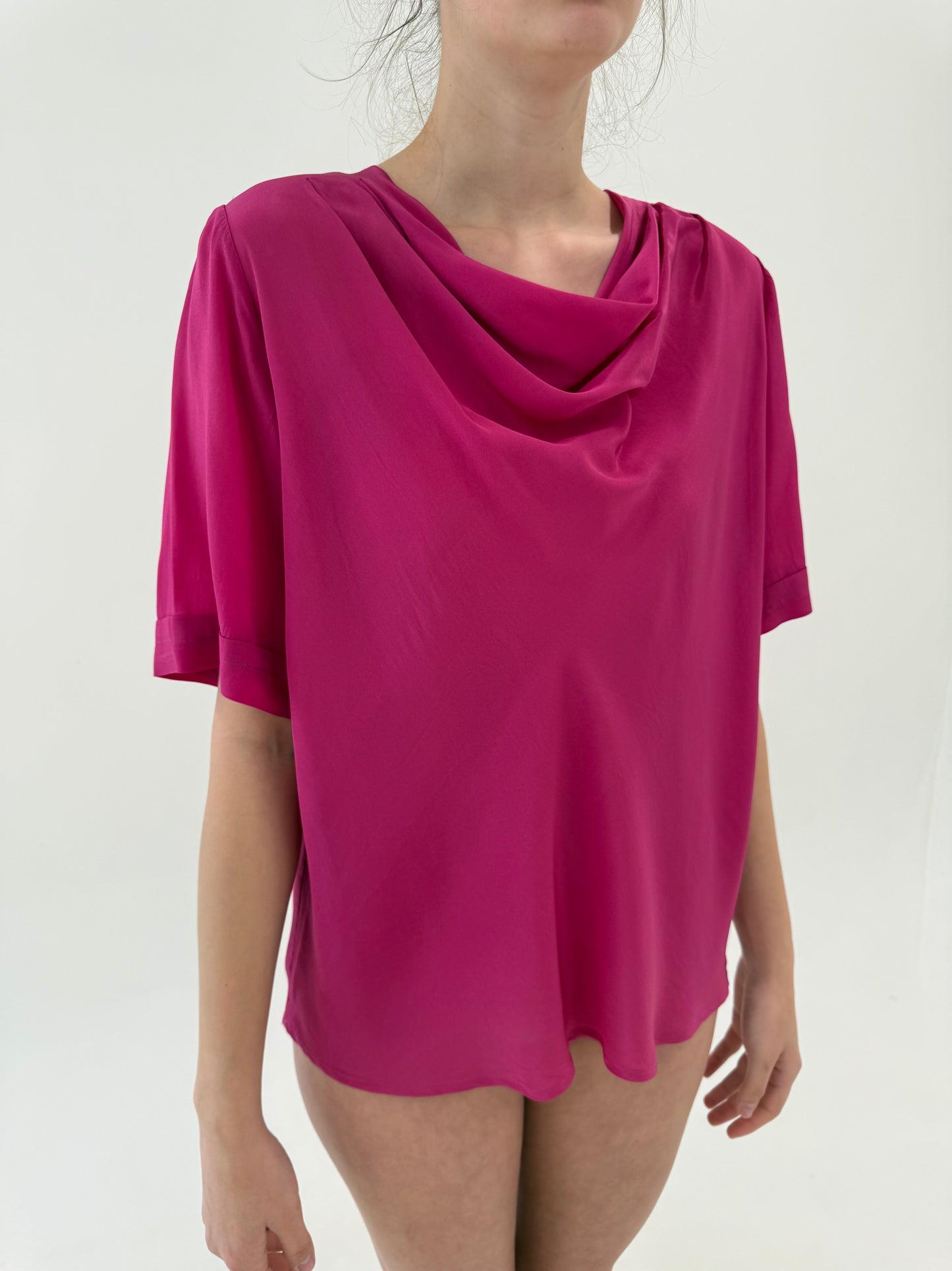 Top fucsia cu decolteu drapat din mătase naturală