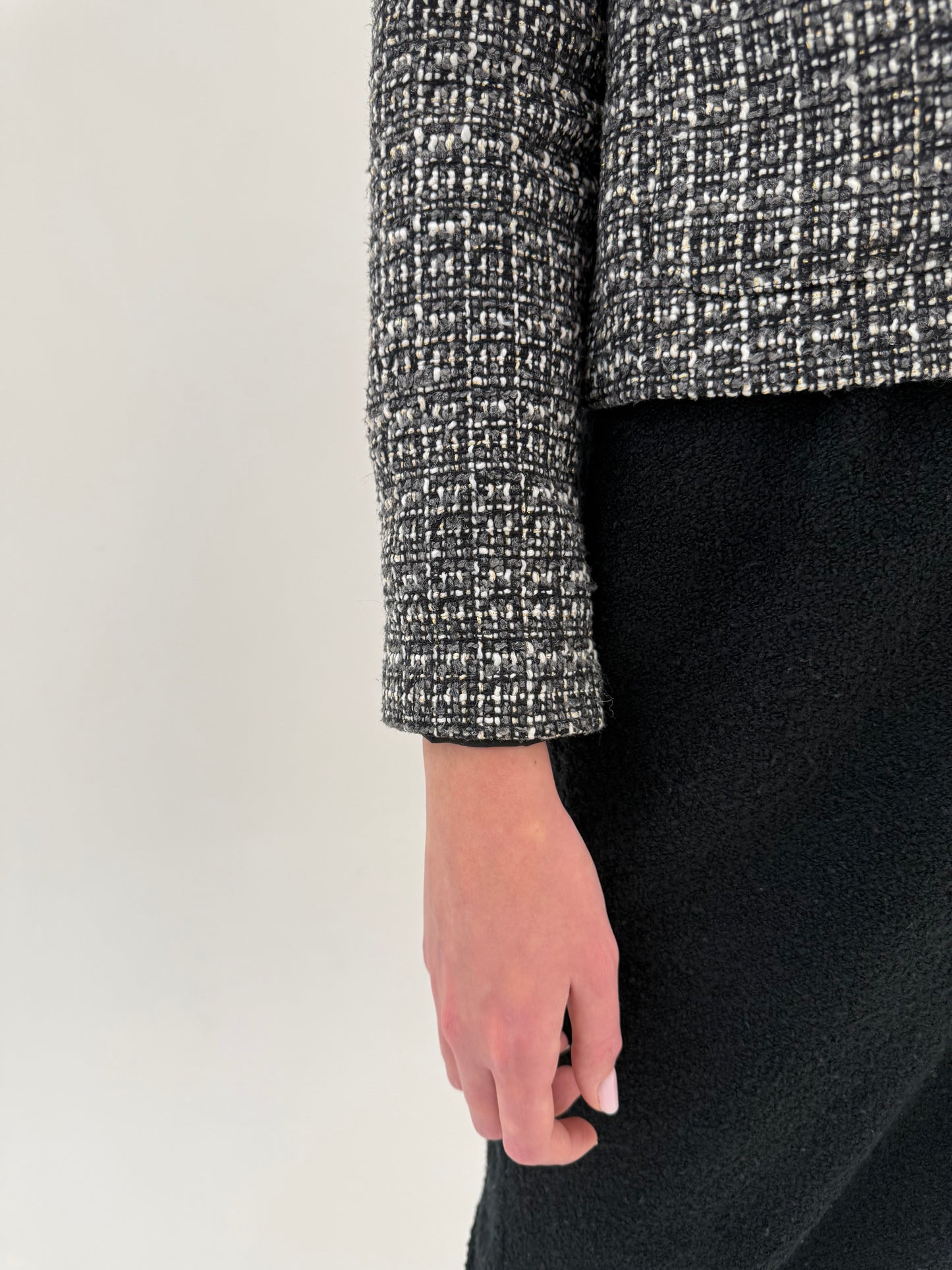 Jacheta în stil Chanel din tweed de lana cu broșă camelie inclusă