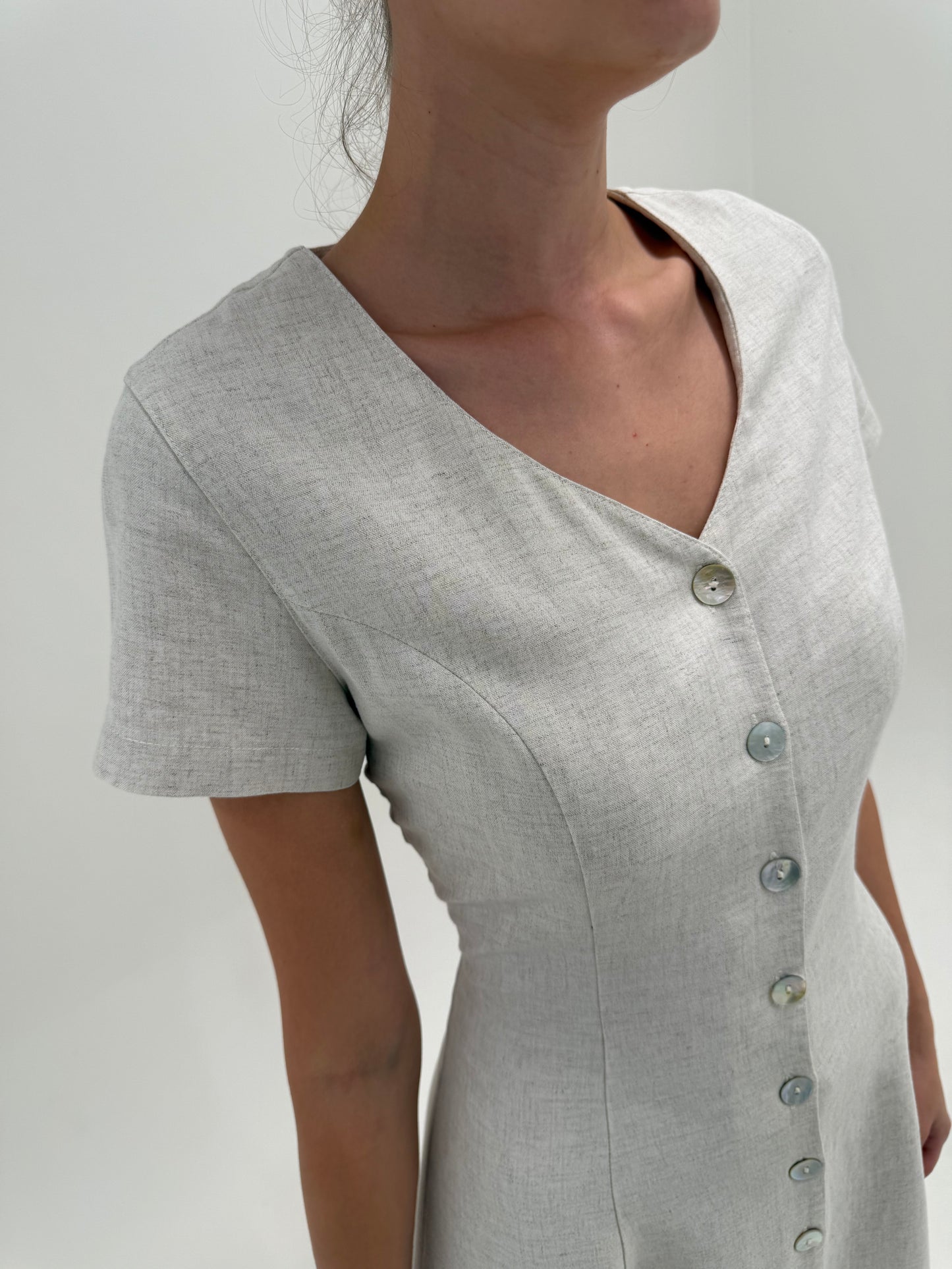Rochie sand nude gray din pânză cu nasturi mother of pearl în croi ușor cambrat