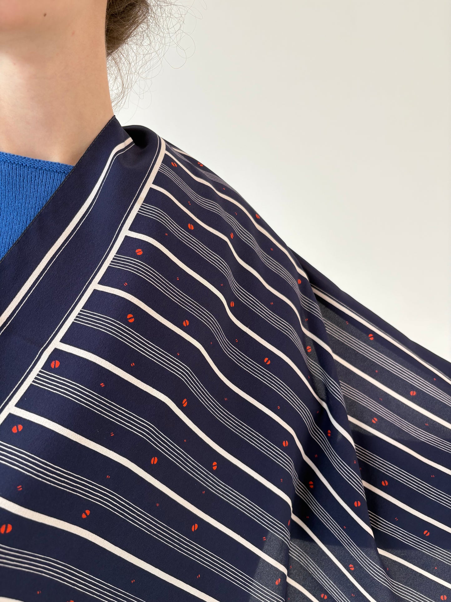 Eșarfă Navy în combinație clasică de culori din mătase naturală