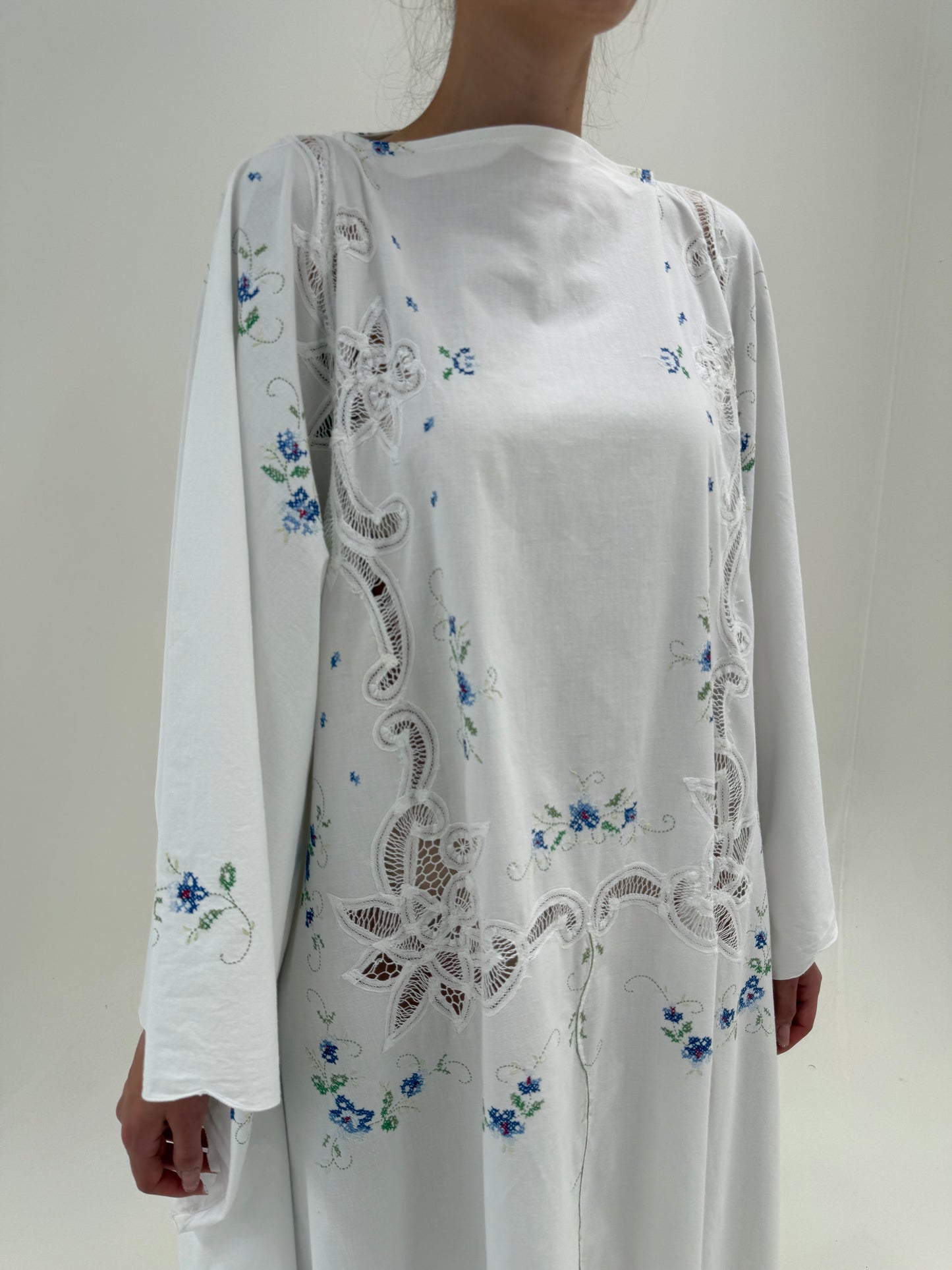 Kaftan bijuterie cu 2 tipuri de broderie manuală excepțională din pânză