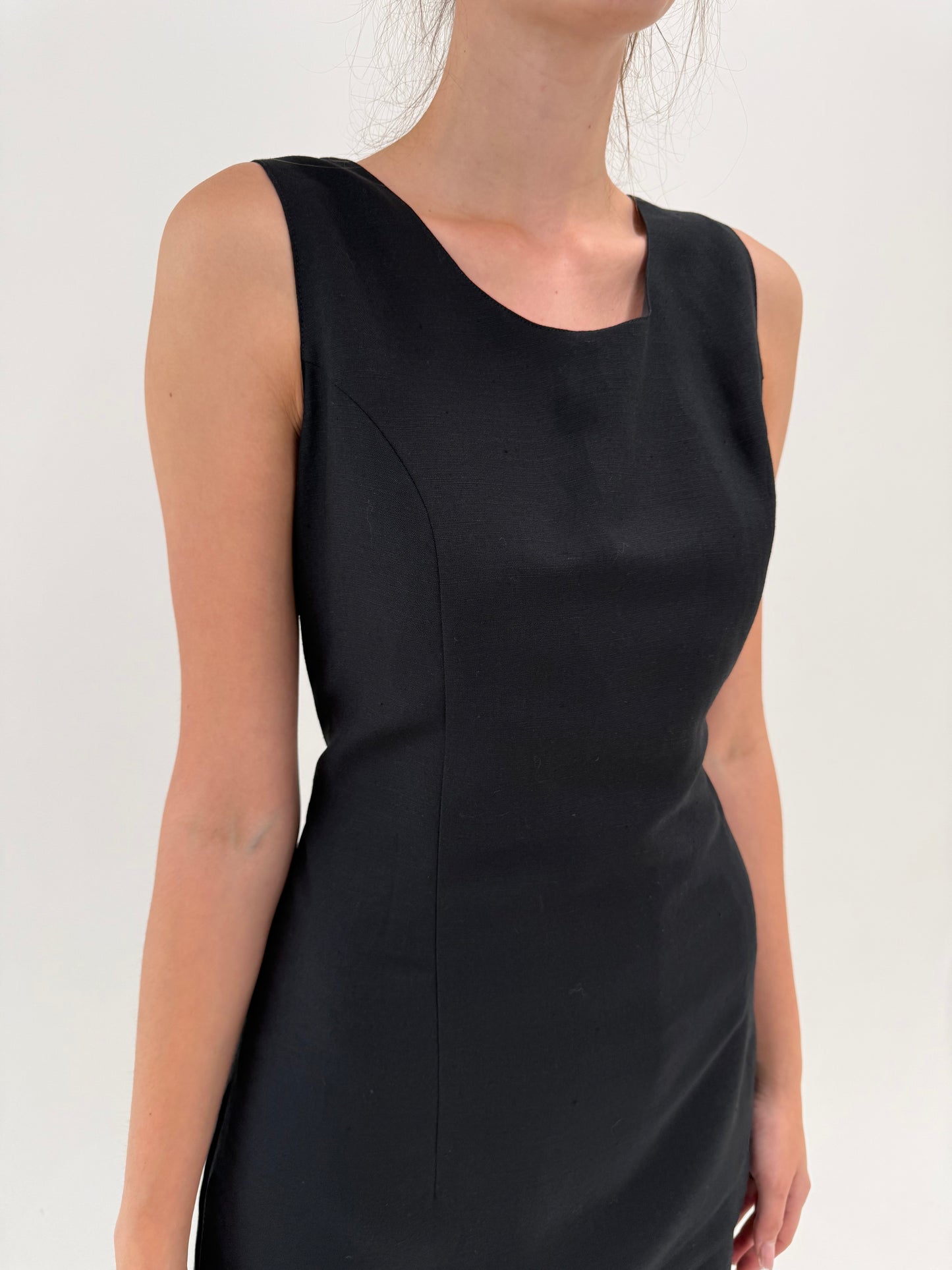 LBD maxi în croi clasic cambrat din pânză excepțională de in și vascoza