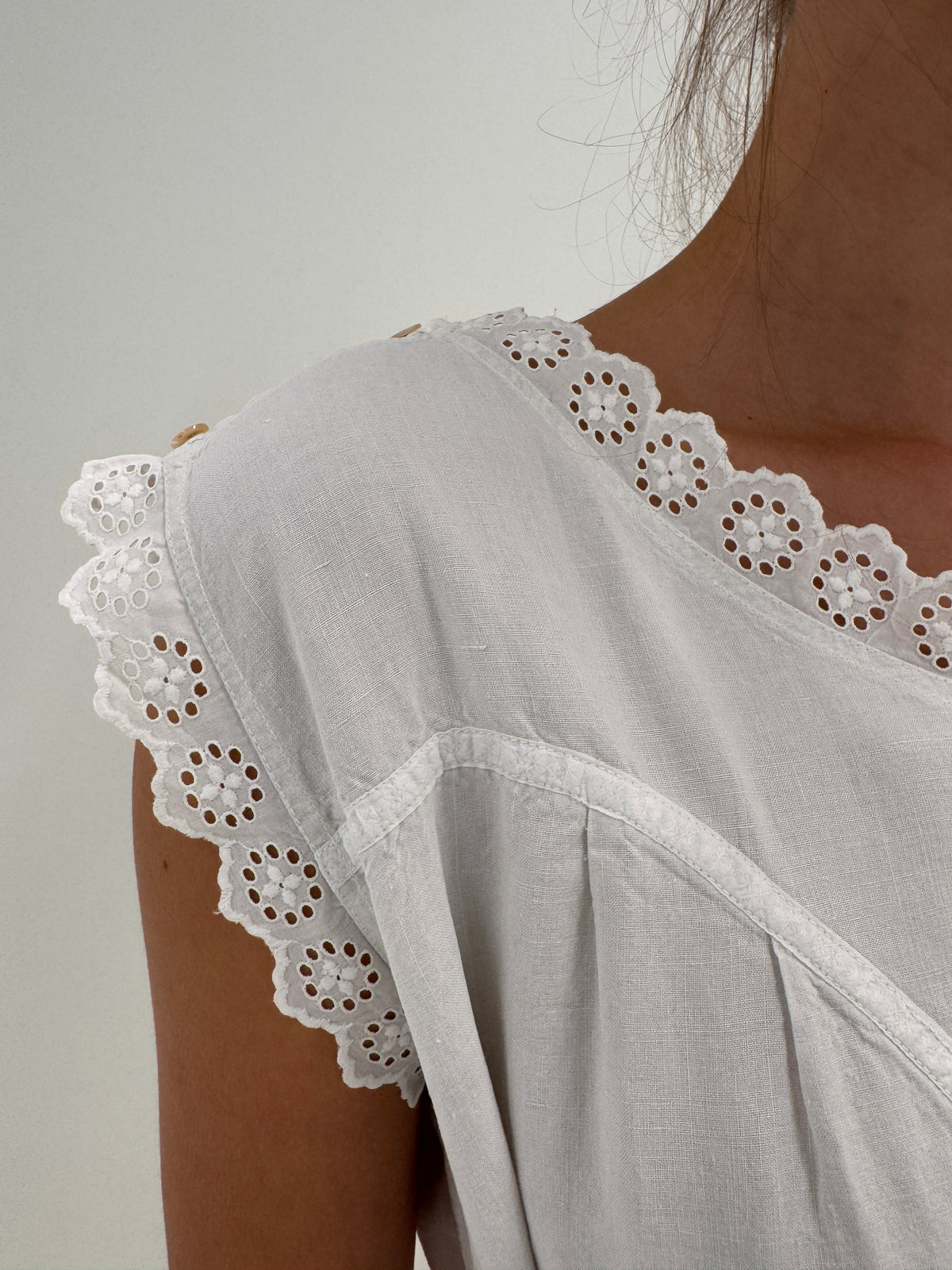 Rochie maxi din panza excepțională de in cu broderie manuală delicată și cordon