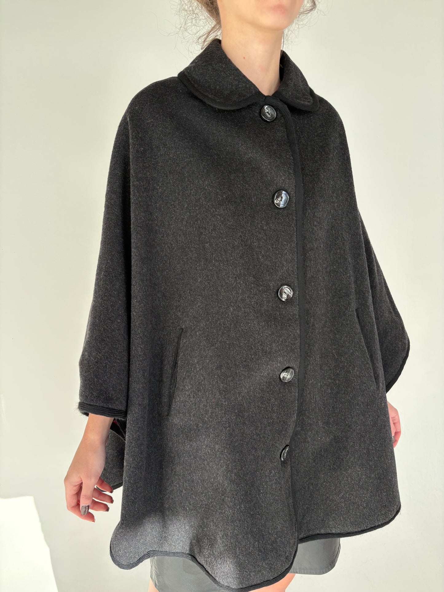 Capa couture italiană Alta Moda din stofă excepțională de lana extrafina ușor lucioasă