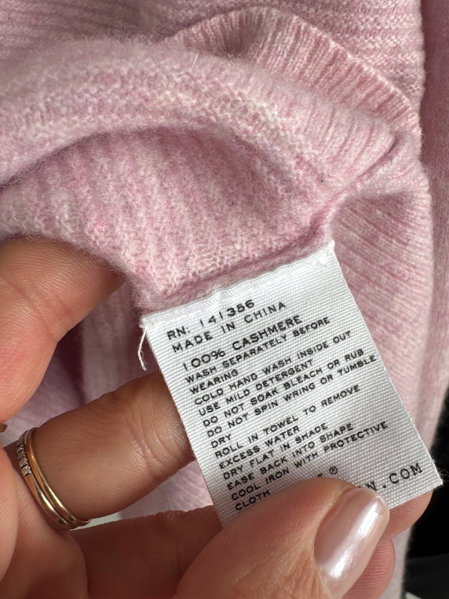 Pulover powder Pink din cașmir cu efect ușor de peplum