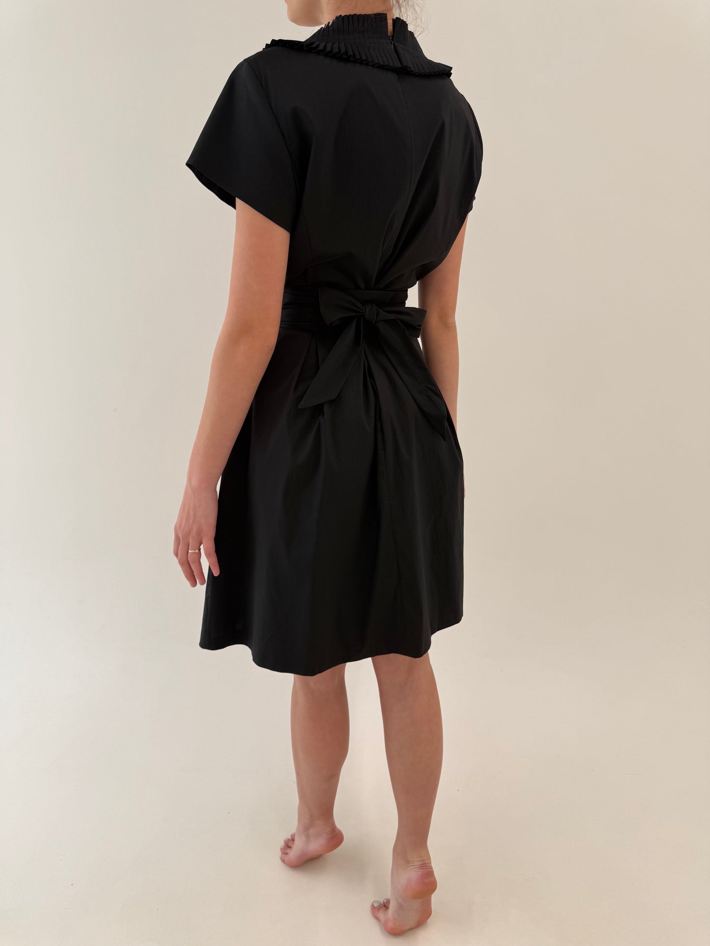LBD de la business la cocktail ultra chic in croi drapat și bust petrecut