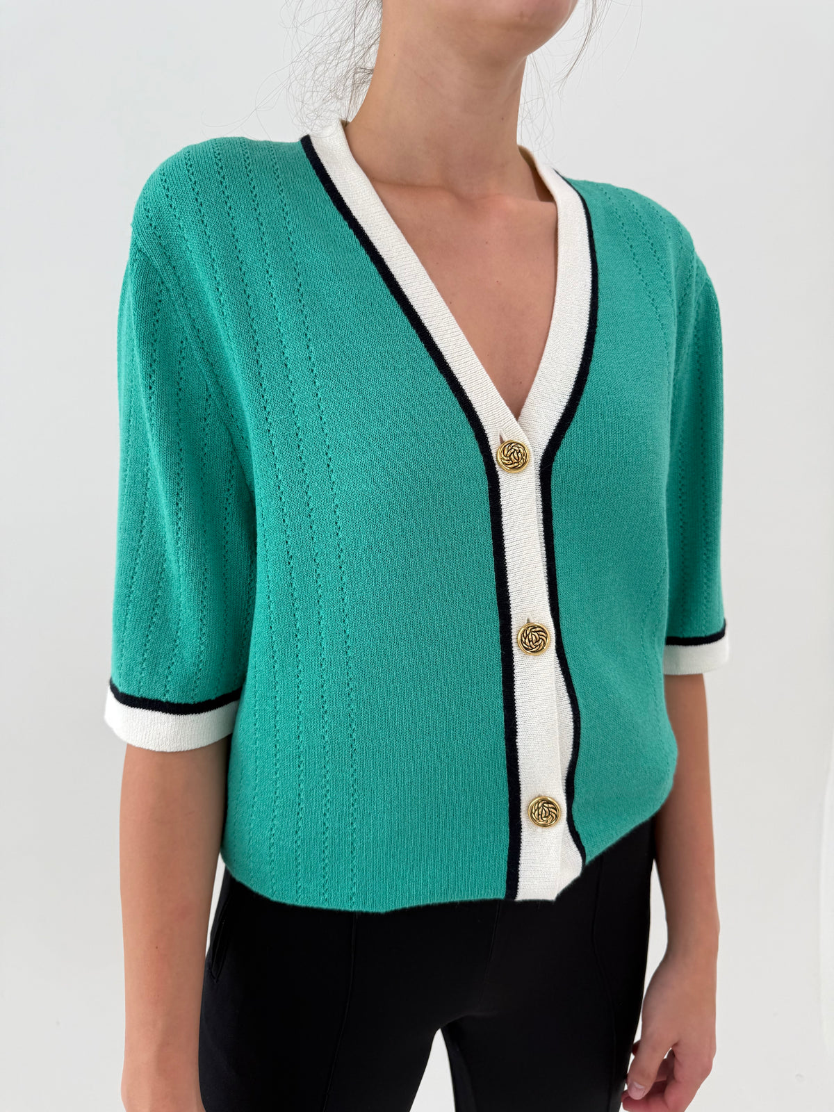 Top vintage cu nasturi metalici aurii în stil Chanel din tricot dens din mix de lana extrafina