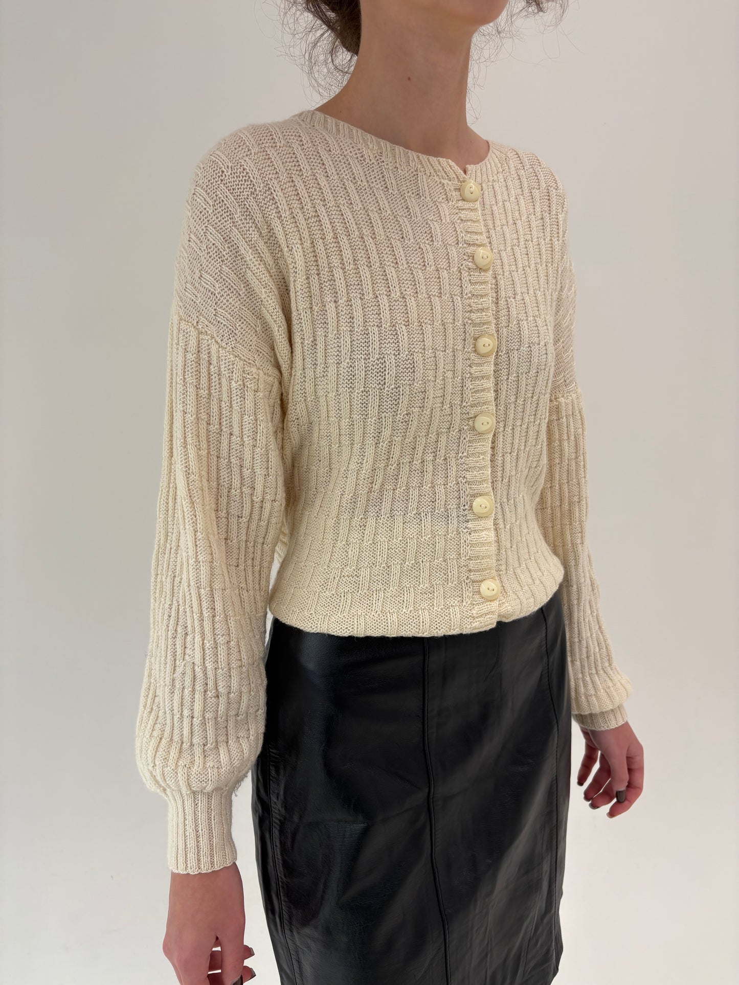 Cardigan butter white vintage lucrat manual din lana extrafina texturată