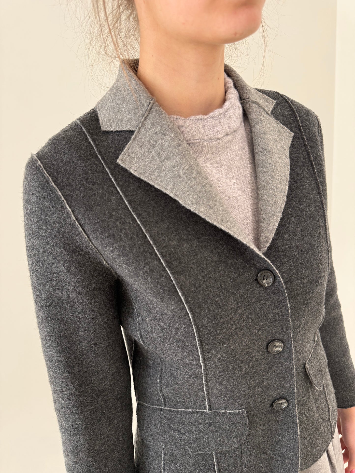 Sacou cambrat în nuanțe de gri din light boiled wool extrafina confort
