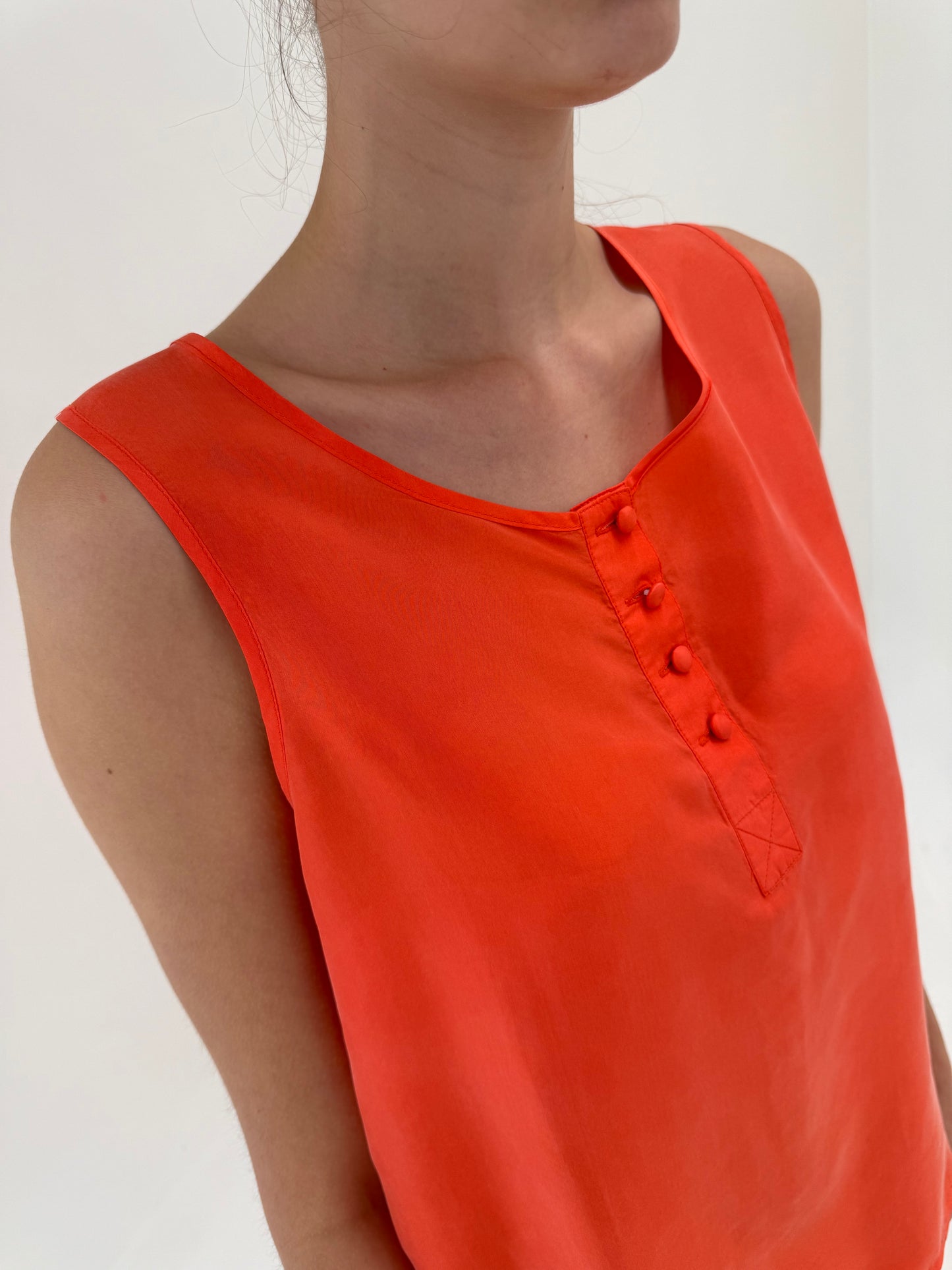 Top coral red din mătase naturală în croi minimalist