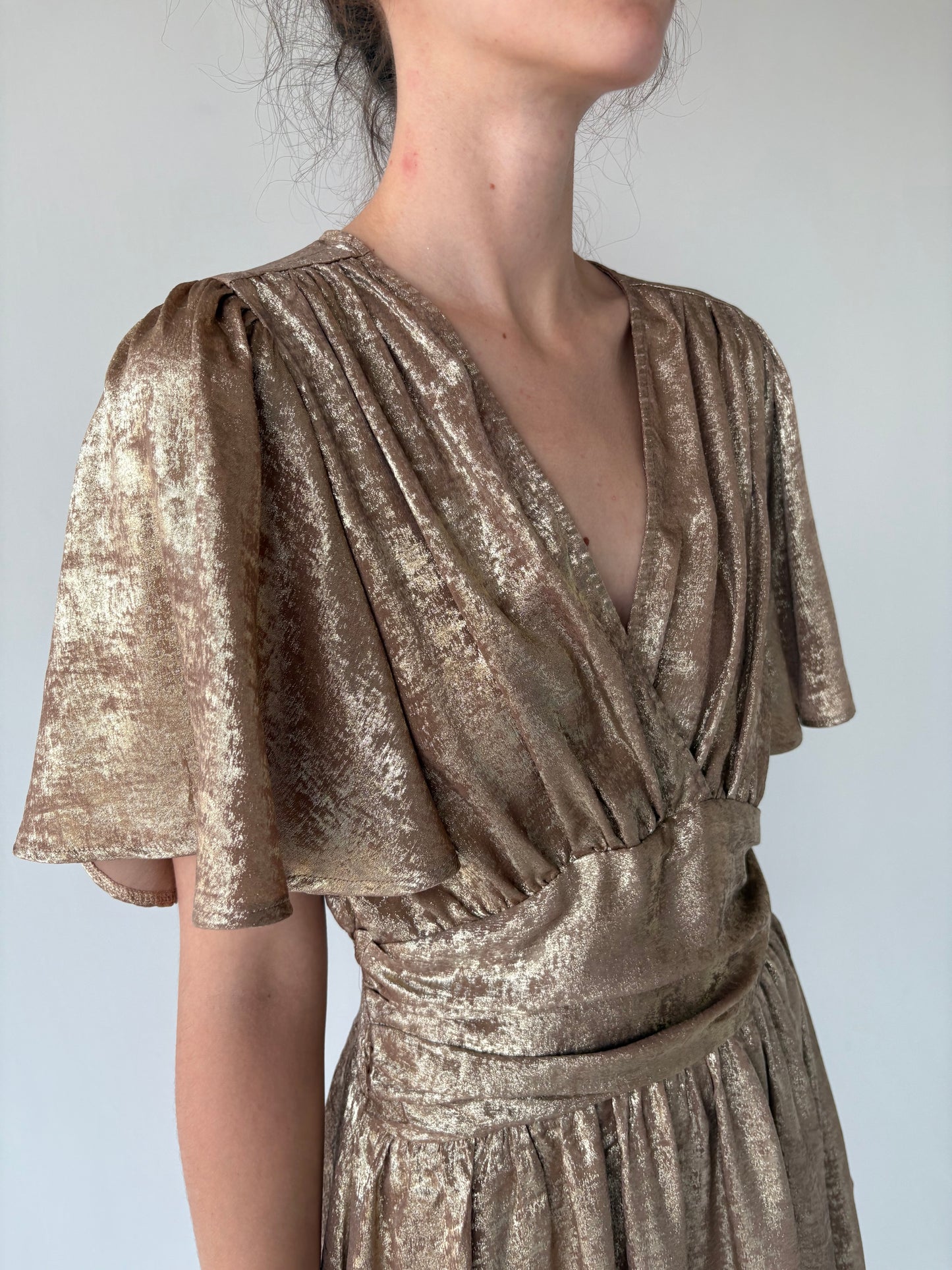 Rochie auriu antichizat cu bust drapat și talie ultra înaltă marcată