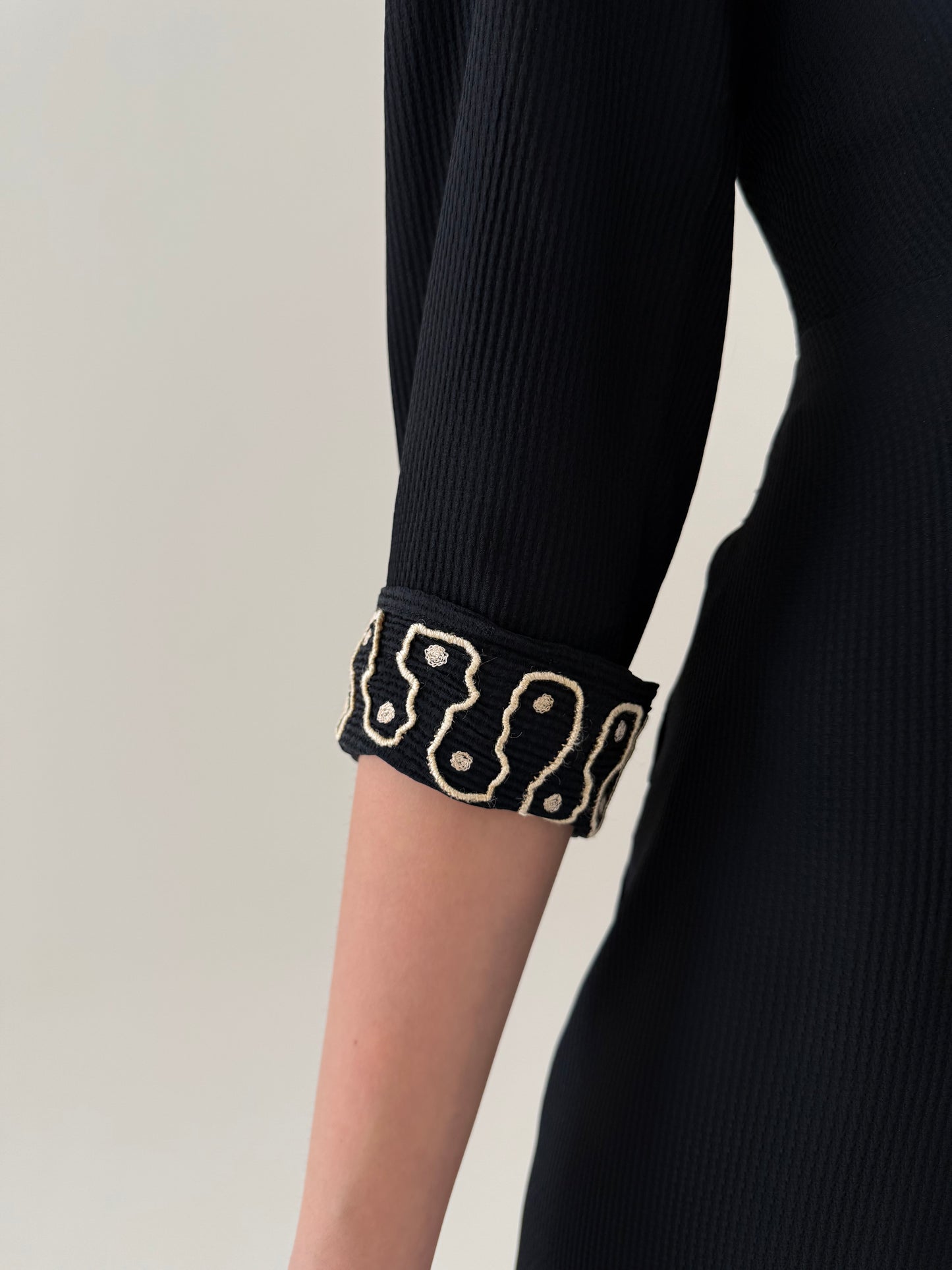 LBD vintage excepțional în croi ultra feminin cu talie marcată de la zi la seară