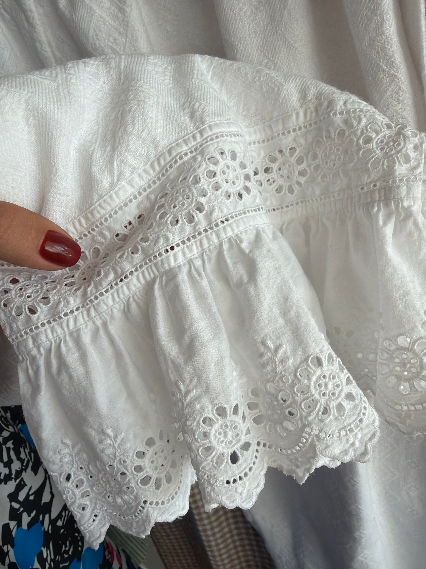 Pantaloni capri din pânză excepțională de bumbac cu broderie anglaise