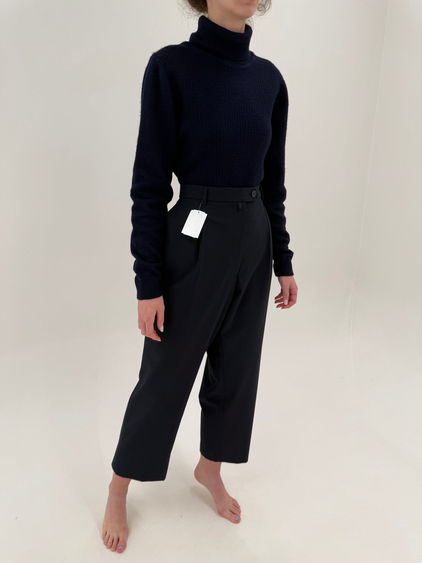 Pantaloni noi cu etichetă cu talie ultra înaltă și pense cu solduri generoase