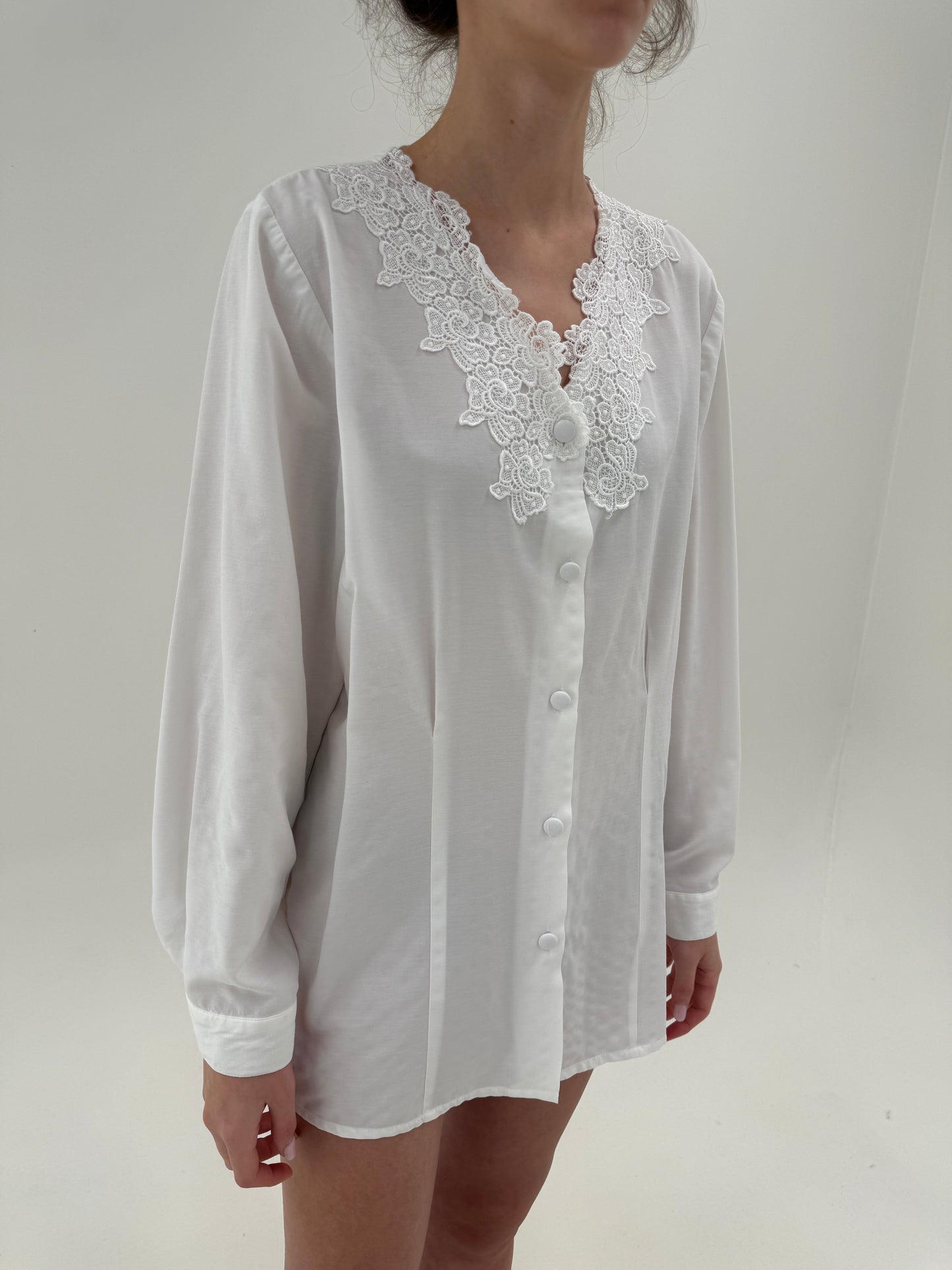 Cămașă elegantă în croi ușor cambrat cu aplicație din dantelă macrame