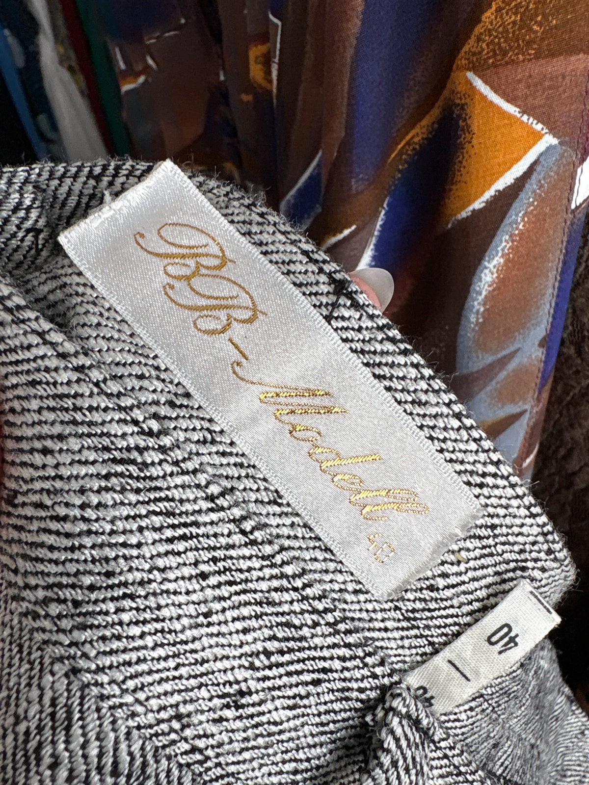 Pantaloni tall excepționali din material spectaculos silver gray cu negru