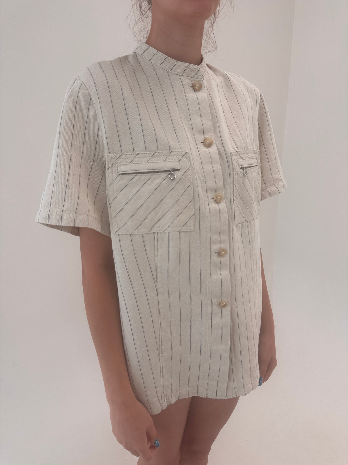 Costum din pânză excepțională de in în dungi fine și croi minimalist