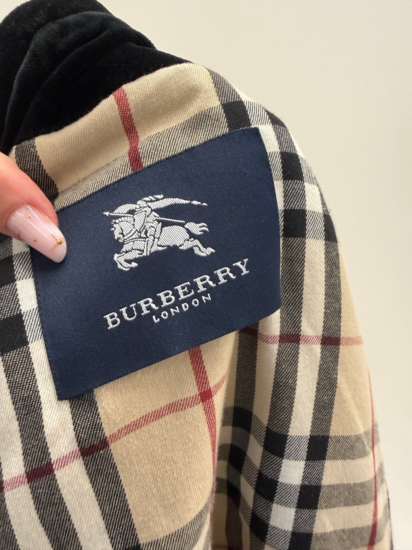 Geacă Burberry matlasata în croi clasic atemporal cu manșete cu logoul brandului