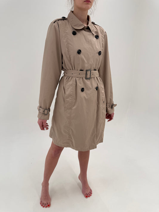 Trench camel impermeabil în croi clasic cu talie ultra înaltă marcată