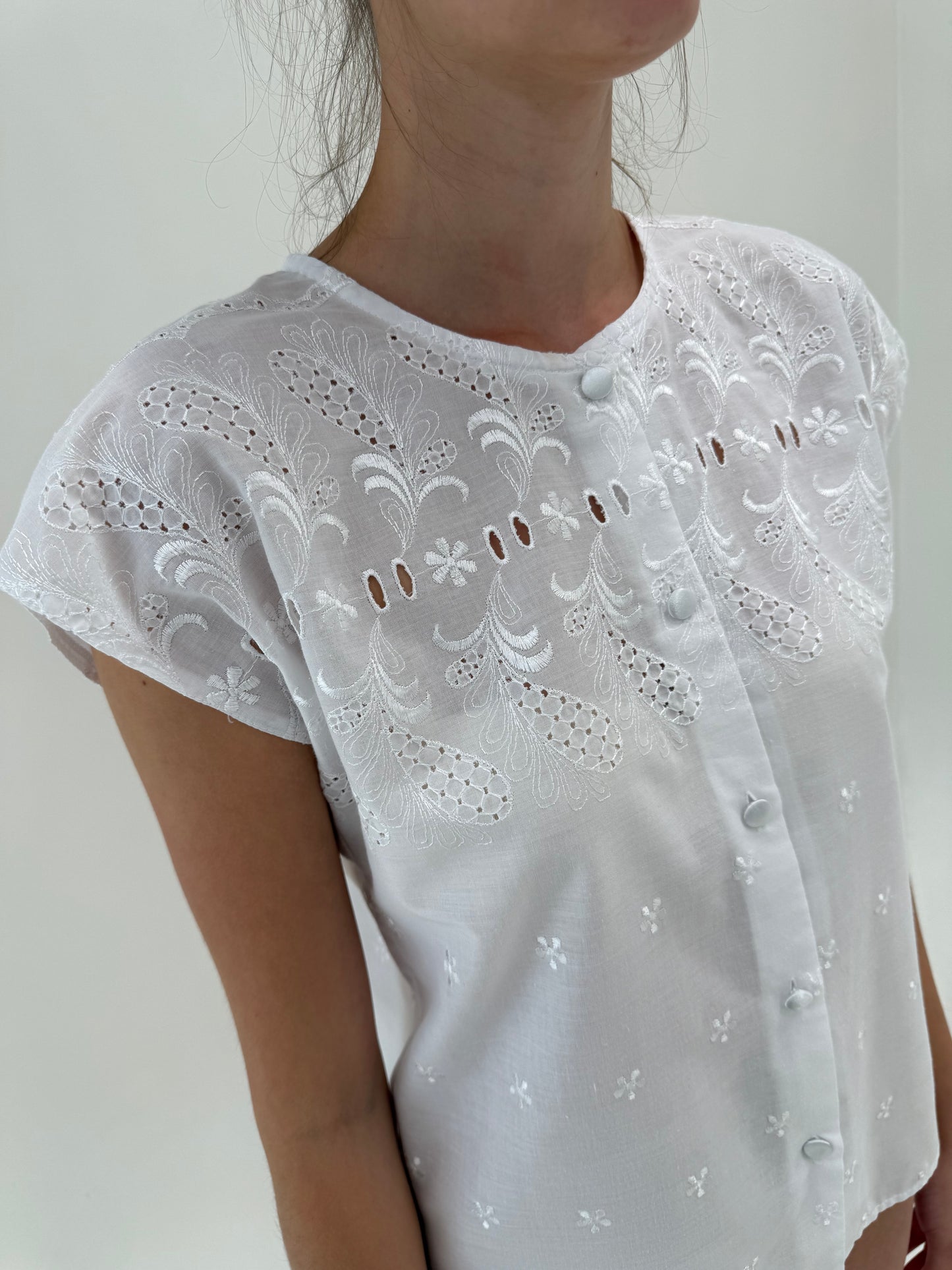 Top în croi lejer cu broderie superbă din panzica de bumbac