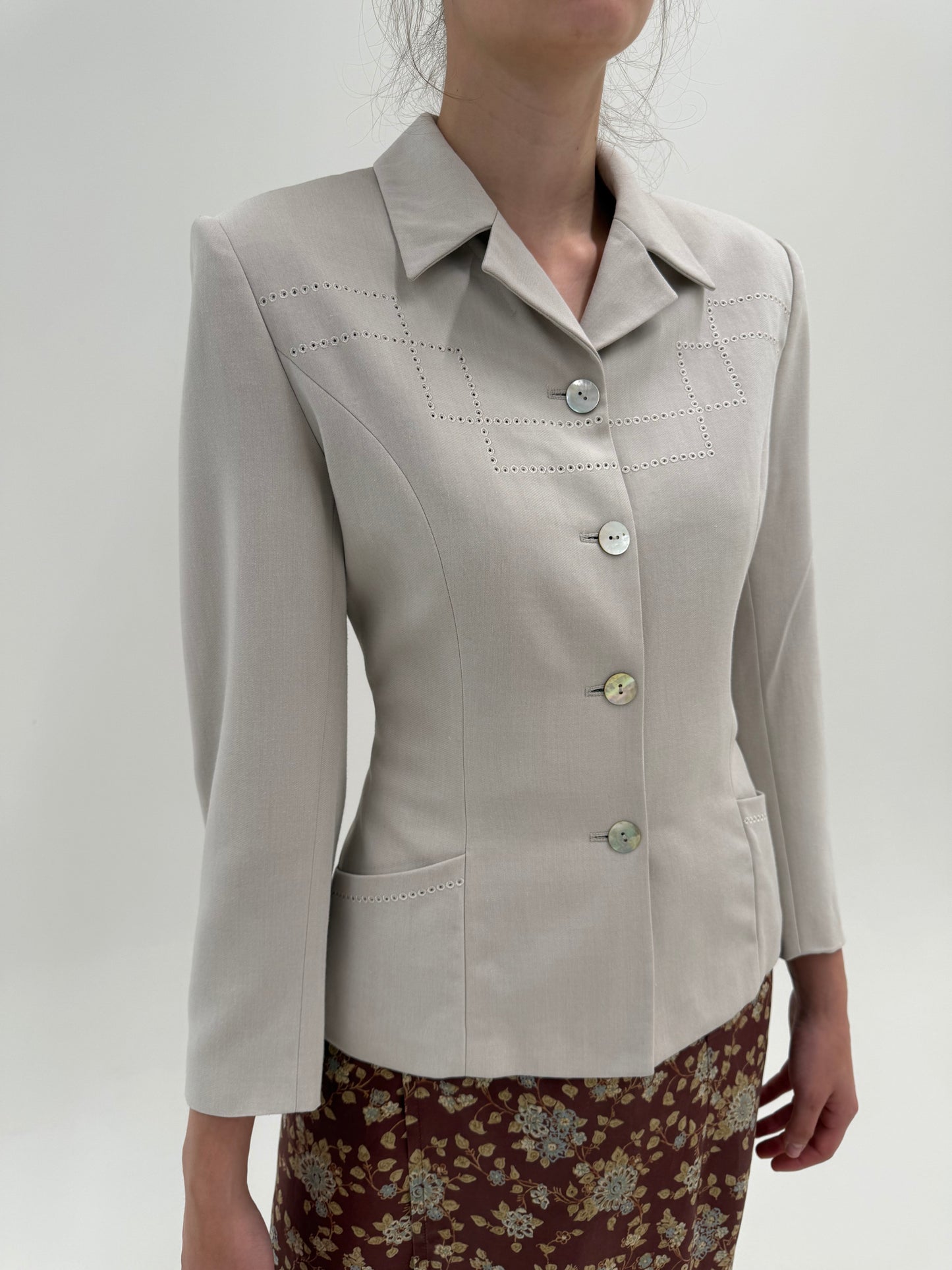 Sacou cambrat warm gray de vară în croi minimalist