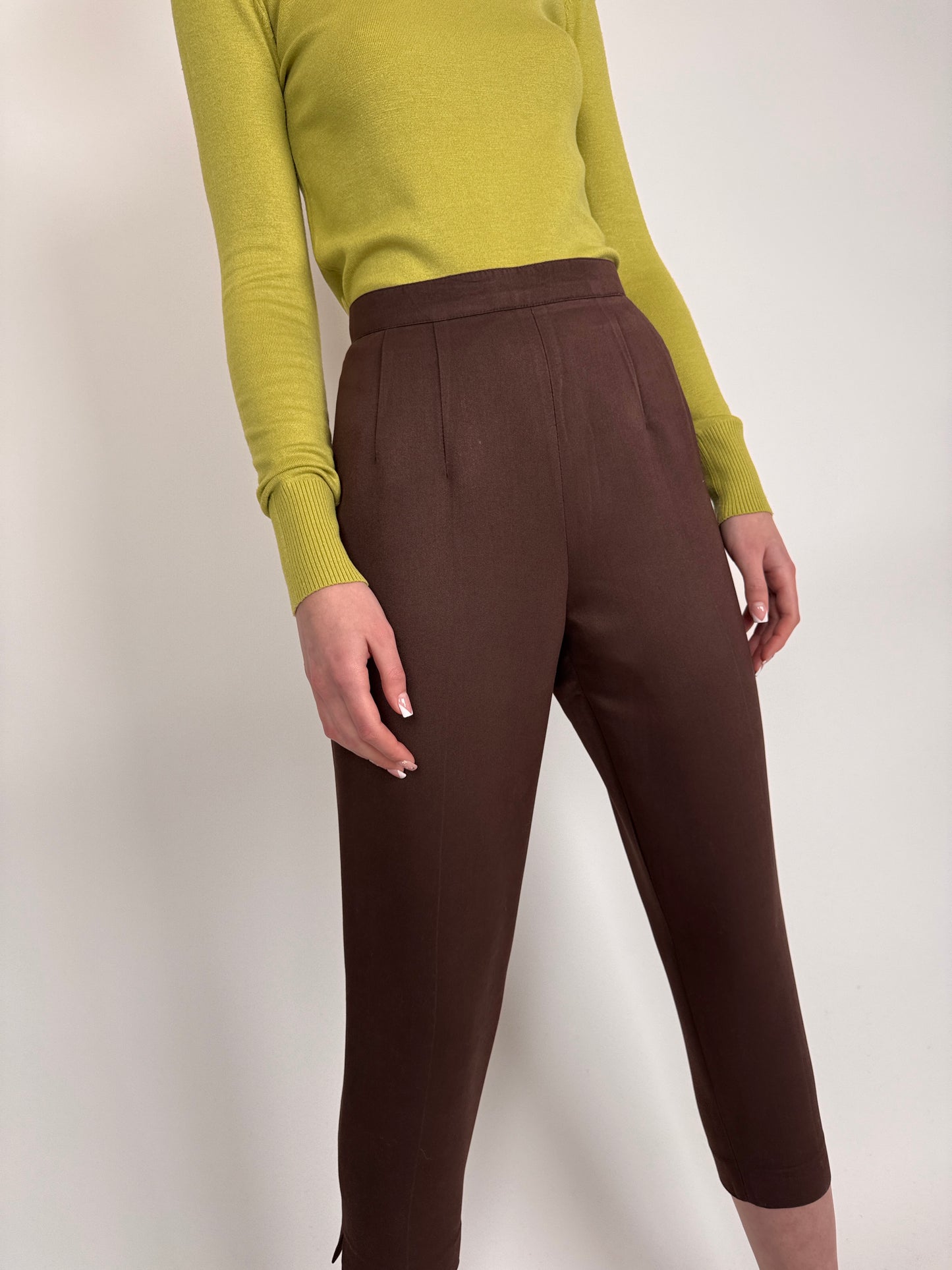 Costum chocolate brown petite cu nasturi argintii metalici