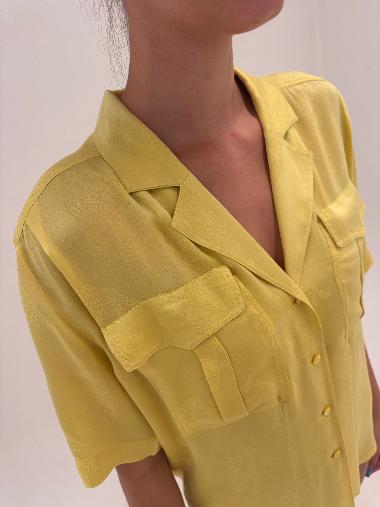Cămașa Escada lime yellow din mătase naturală în croi retro modern