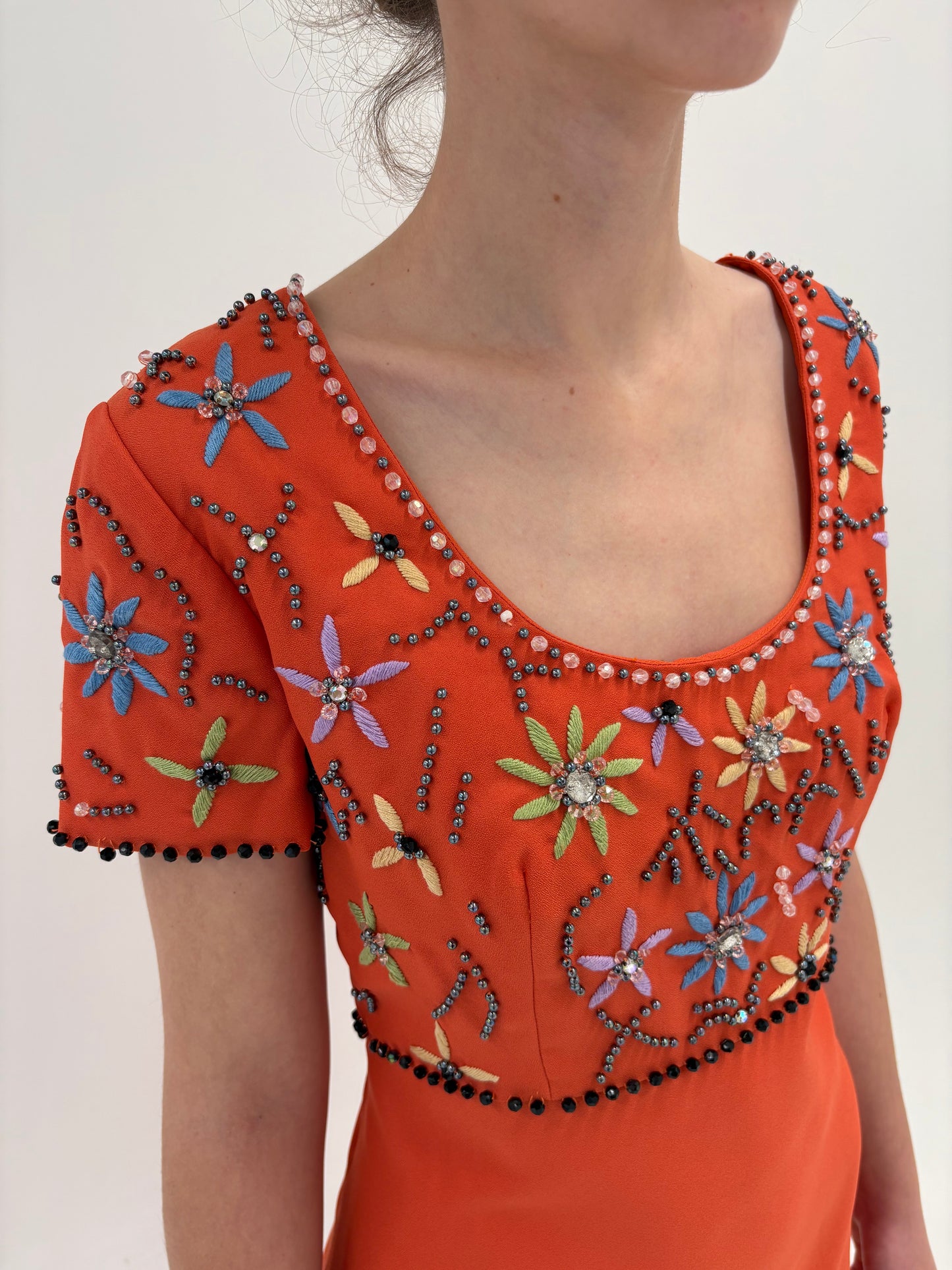 Rochie Old vintage anii 60 de colecție din creppe gros ușor lucios și aplicații manuale