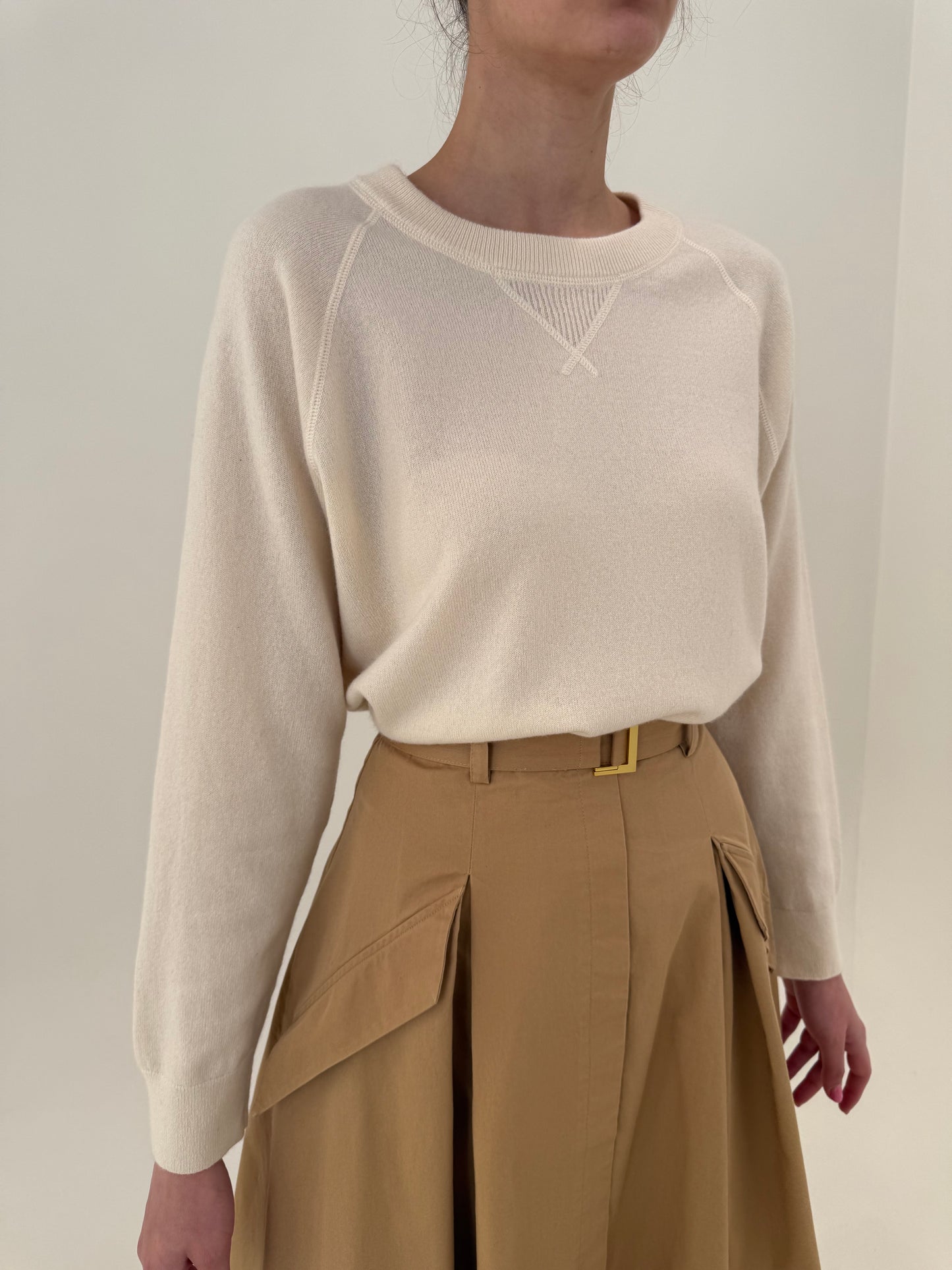 Puloveras butter white crew neck un croi actual din cașmir