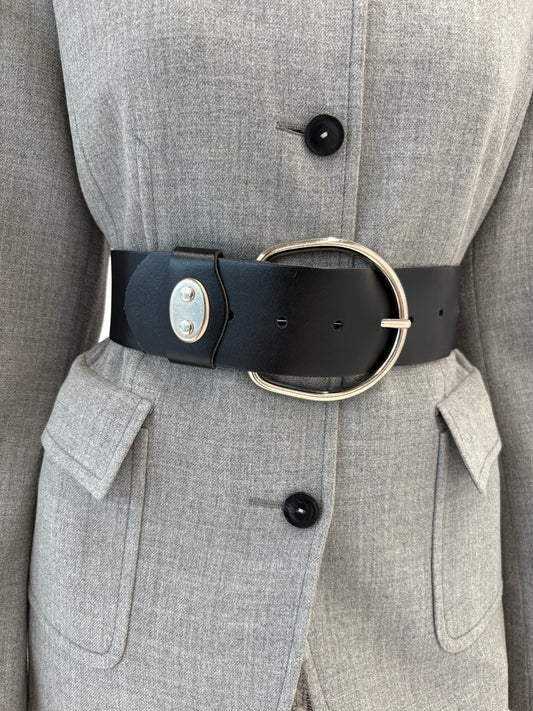 Centura neagră din piele naturală cu feronerie argintie