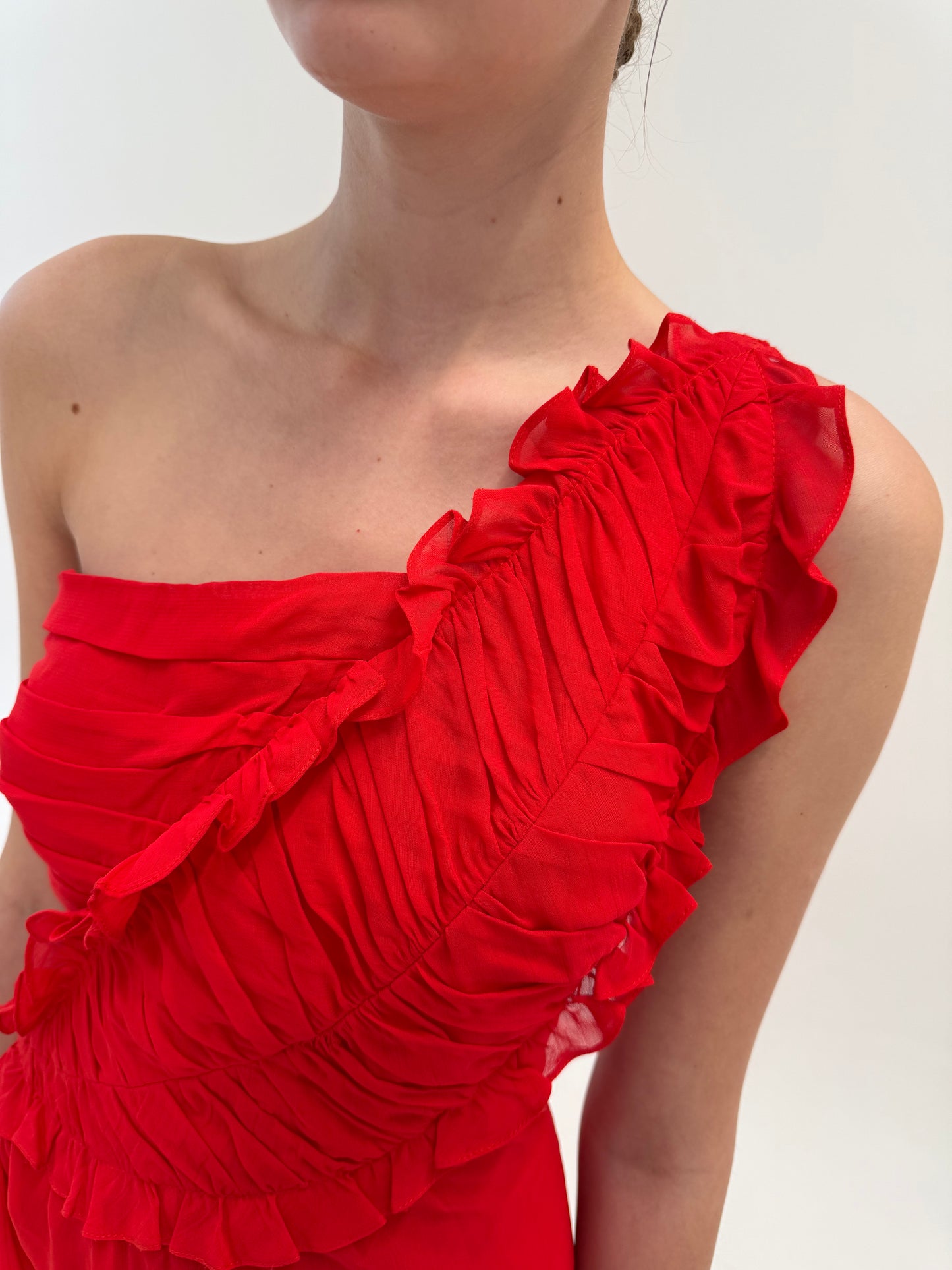 Rochie maxi cherry red de seară în croi elaborat asimetric cu corsaj
