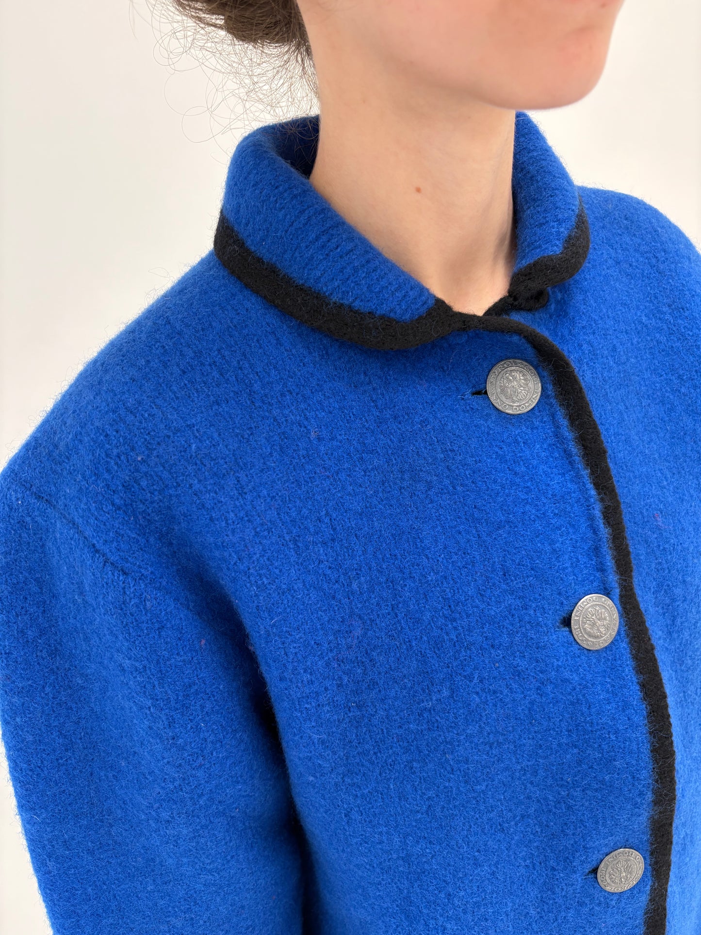 Jacheta groasa din boiled wool în croi minimalist albastru regal