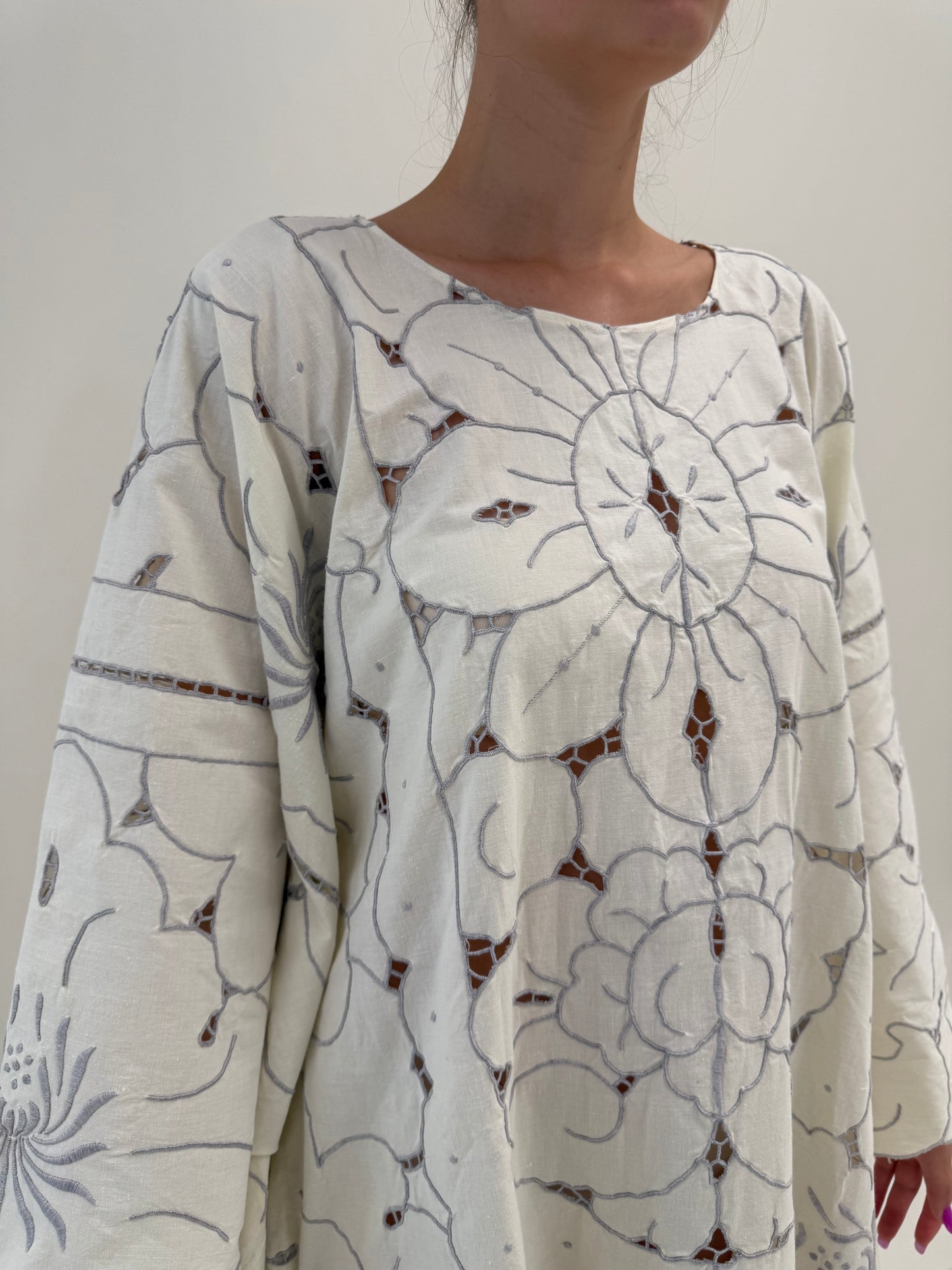 Kaftan excepțional integral brodat din pânză de in cu mâneci fluture