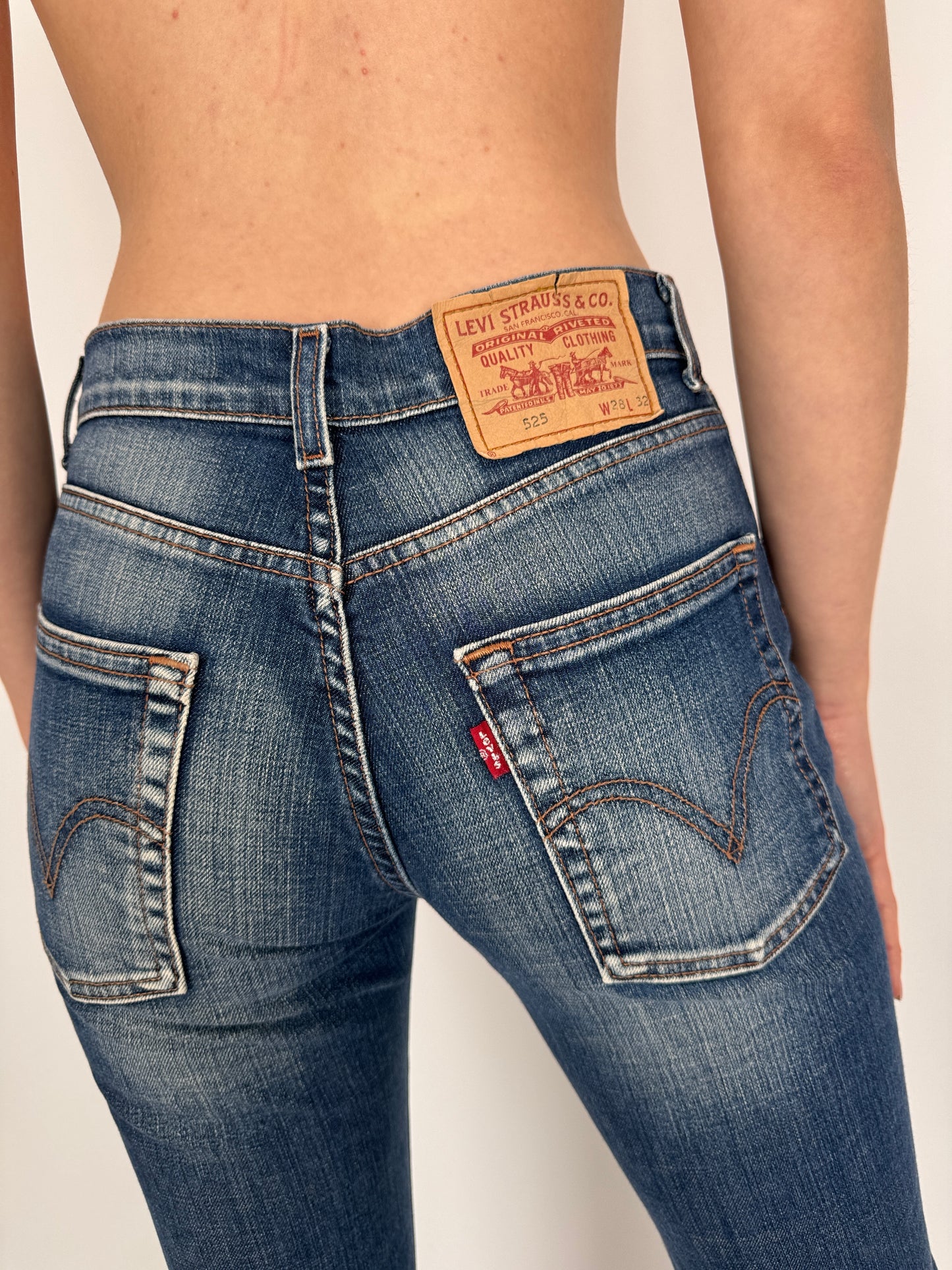 Jeanși Levi’s evazați model 525