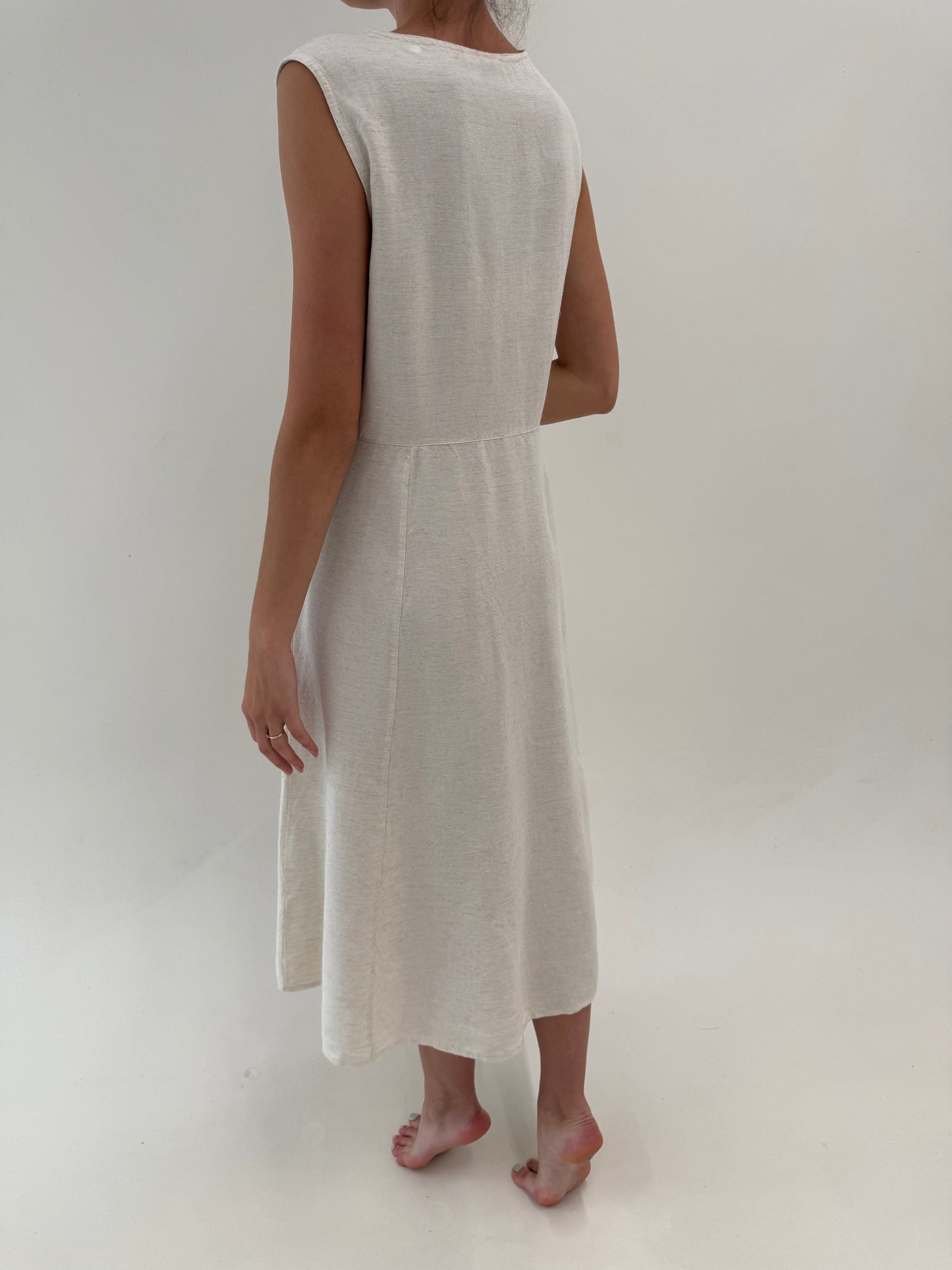 Rochie maxi din pânză cu talie ușor marcată și aplicații de dantelă macrame