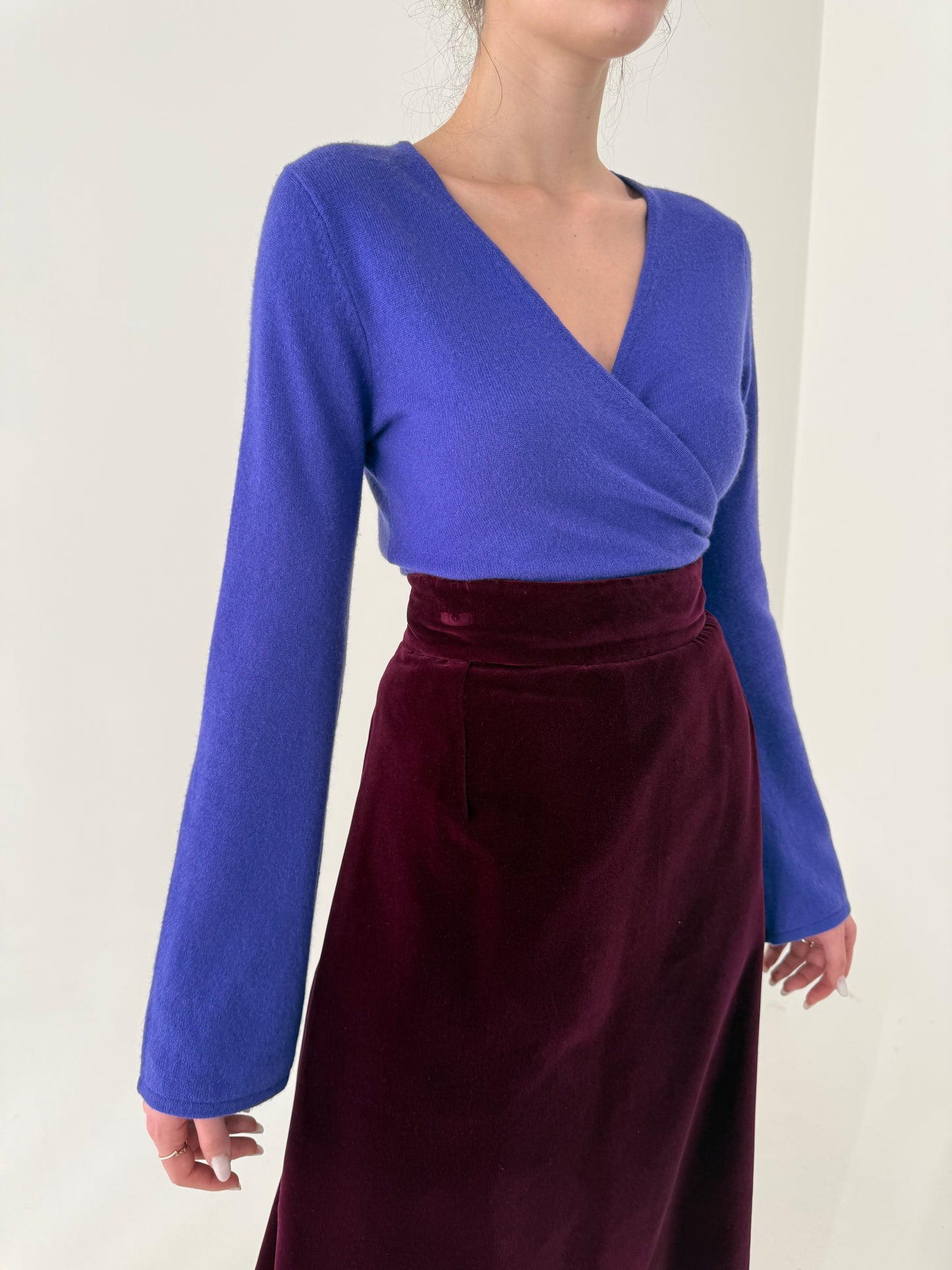 Cardigan petrecut și cambrat din cașmir violet