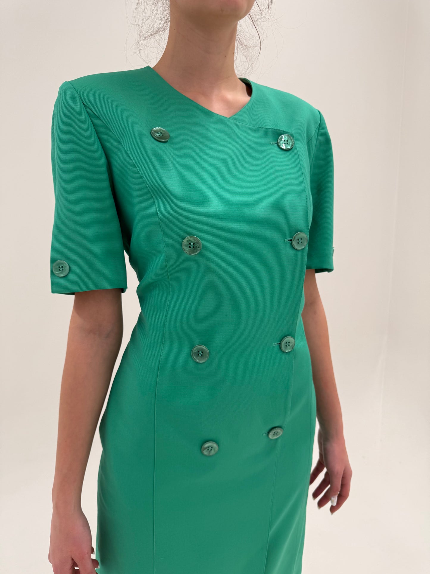 Rochie verde smarald tip sacou midi cu închidere dublă