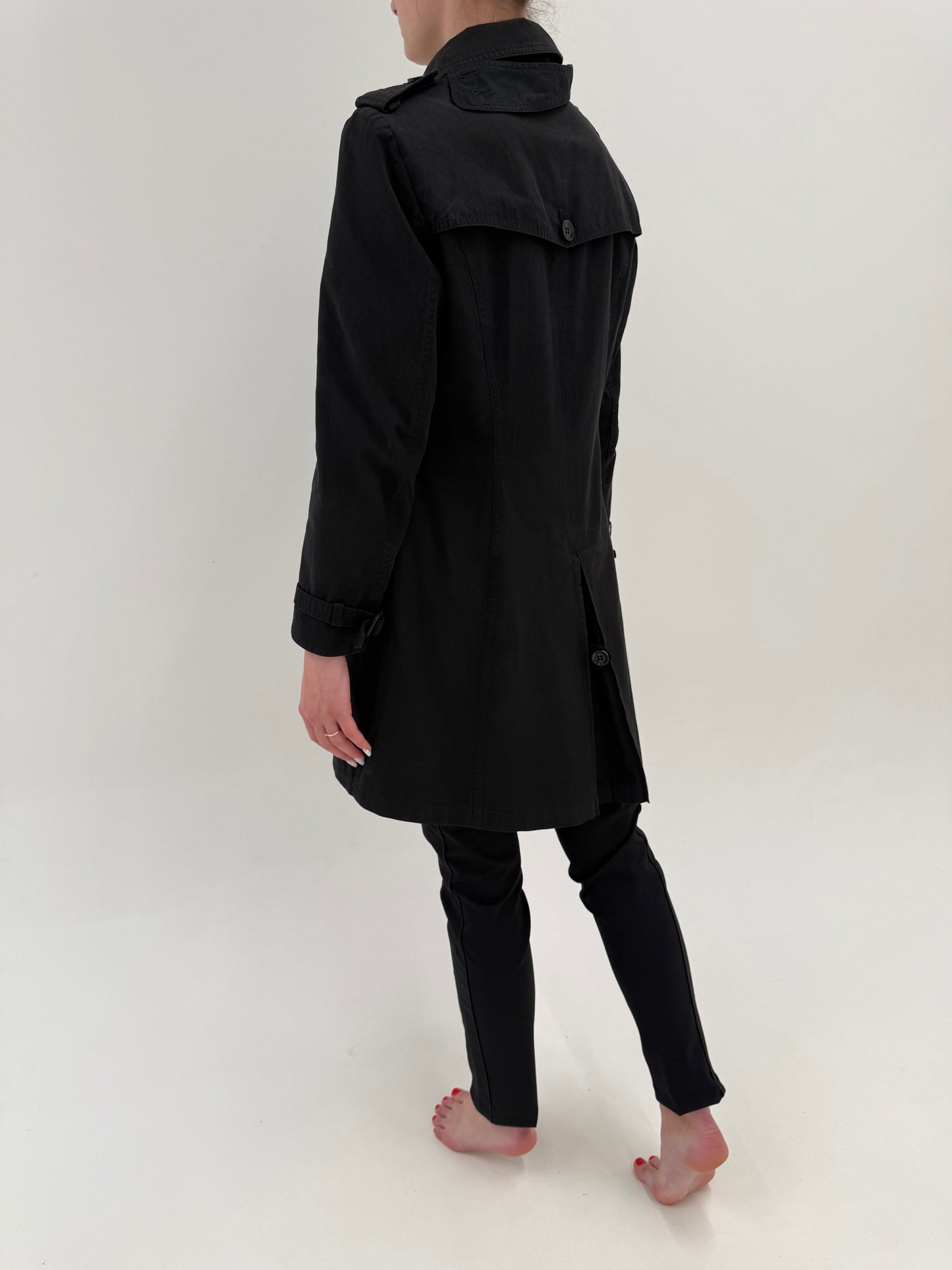 Trench Burberry negru din bumbac cu închidere dublă și interior de bumbac