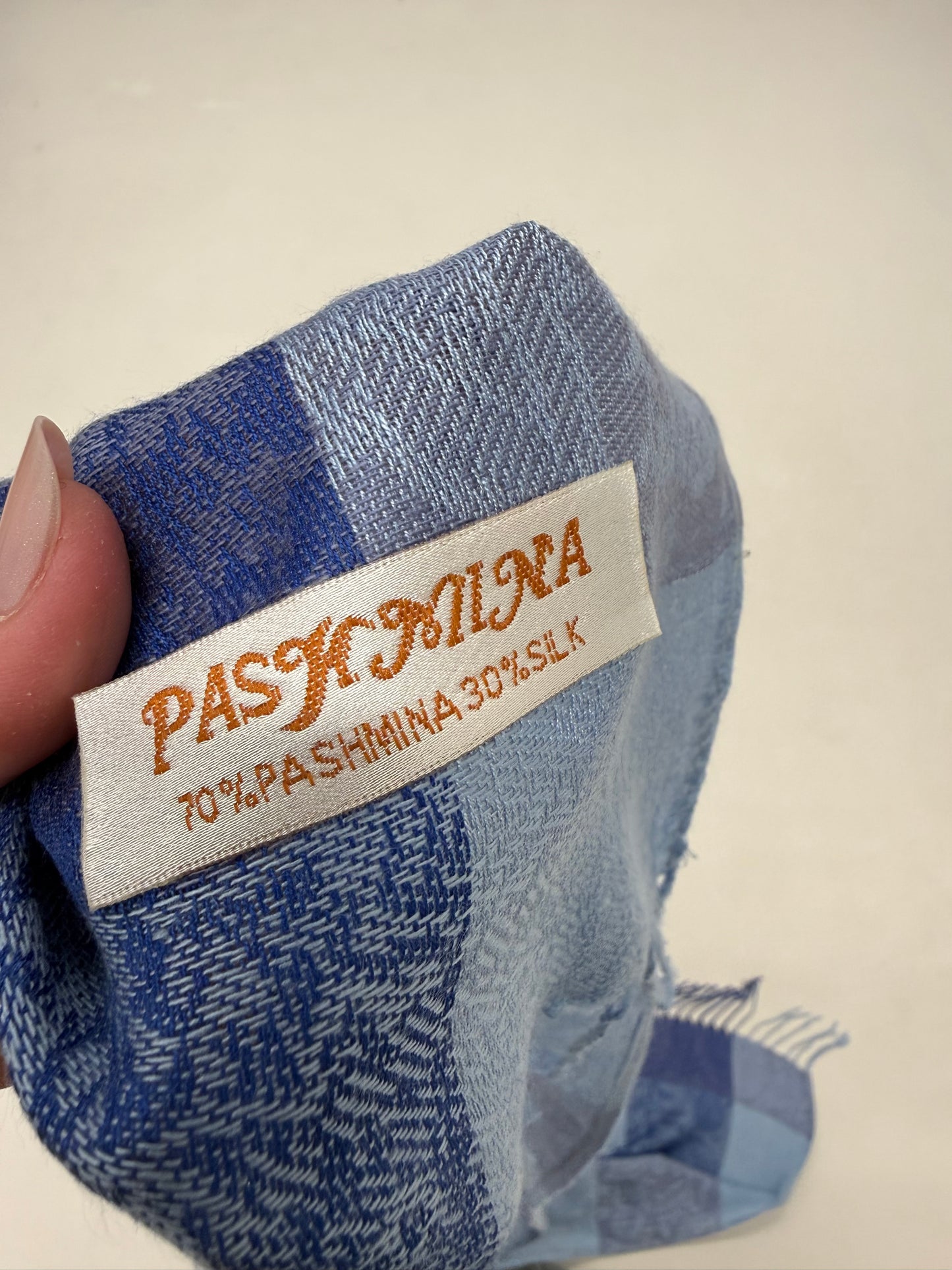 Shawl din cașmir și mătase naturală în nuanțe superbe de albastru